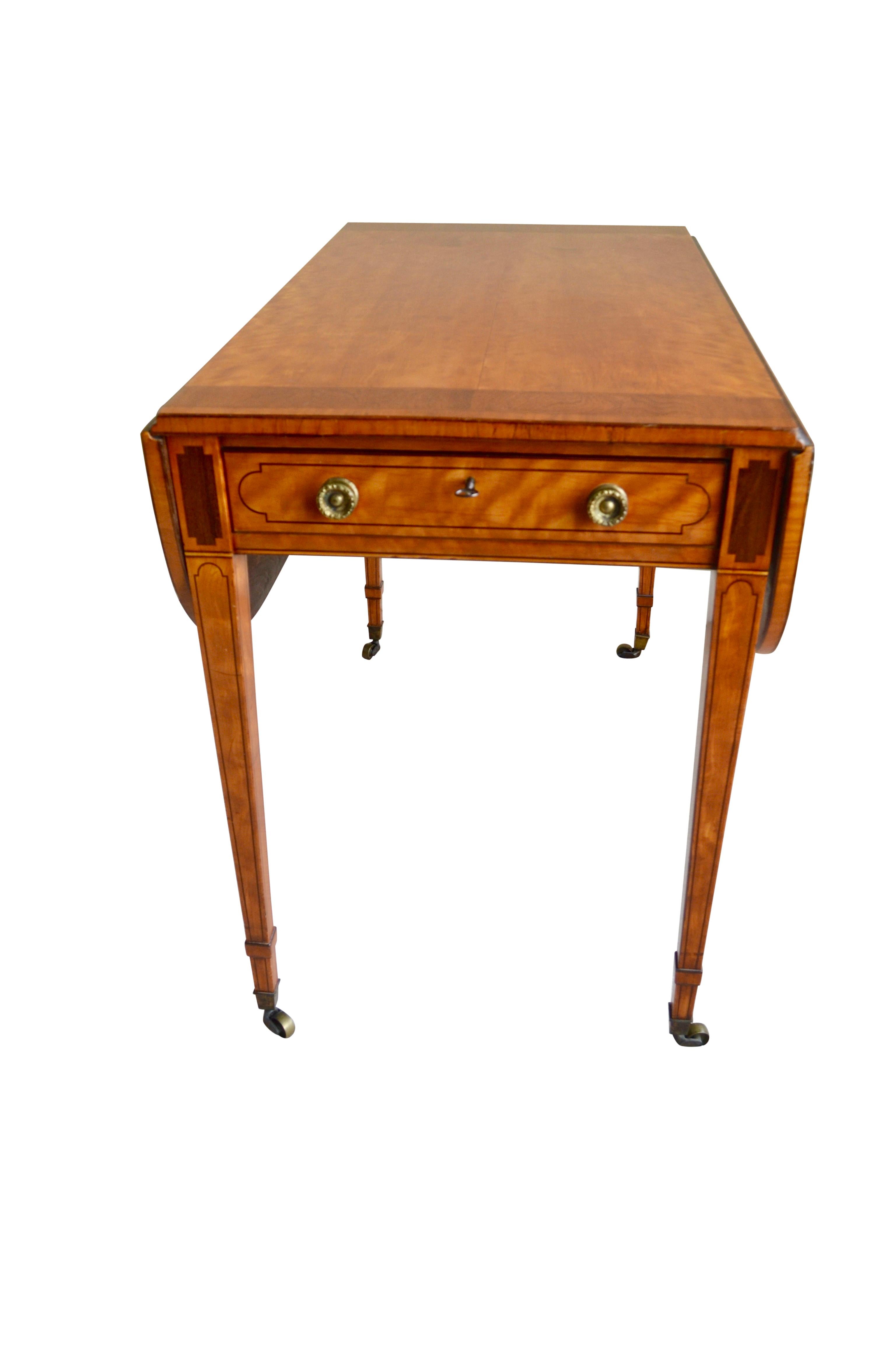 English 18th Century Sheraton Pembroke Drop Leaf Table In Good Condition For Sale In Vancouver, British Columbia