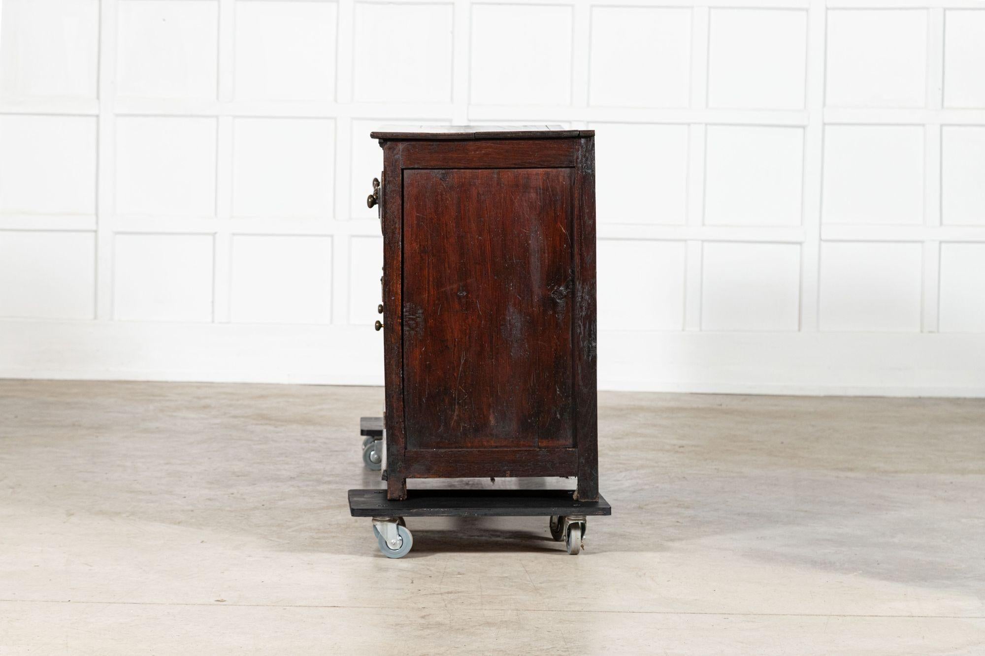 Base per cassettone in Oak inglese del XVIII secolo in vendita 5