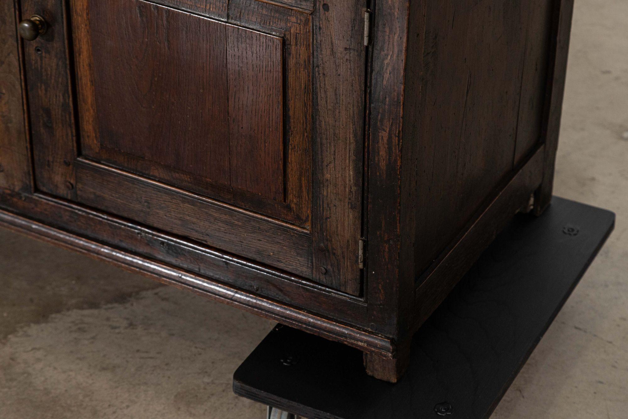 Base per cassettone in Oak inglese del XVIII secolo in vendita 11