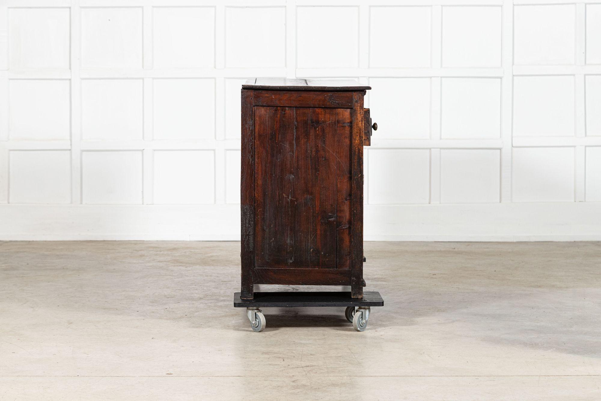 Base per cassettone in Oak inglese del XVIII secolo in vendita 3