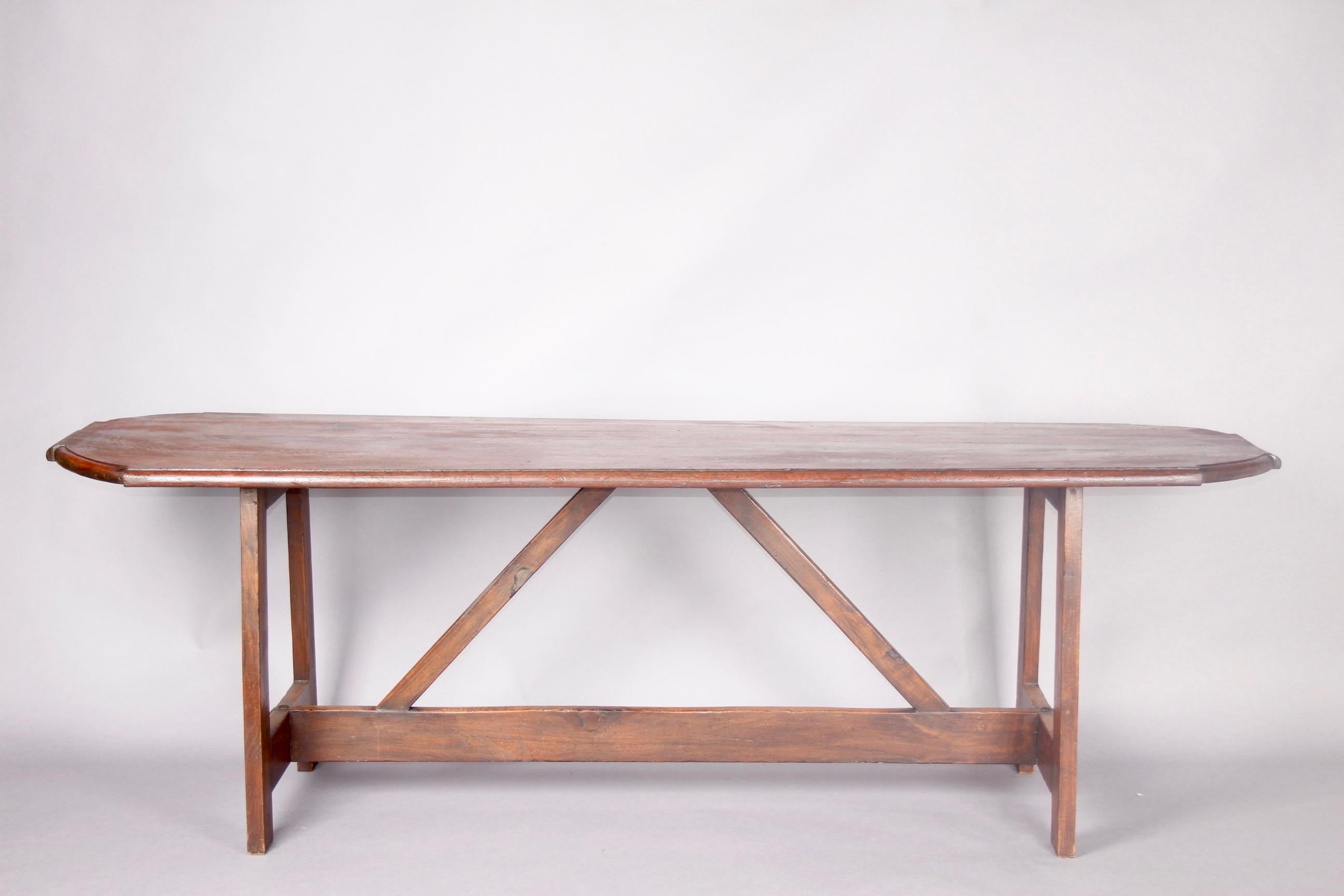 Table de salle à manger d'art populaire anglais du 19ème siècle, datée de 1896 Bon état - En vente à grand Lancy, CH