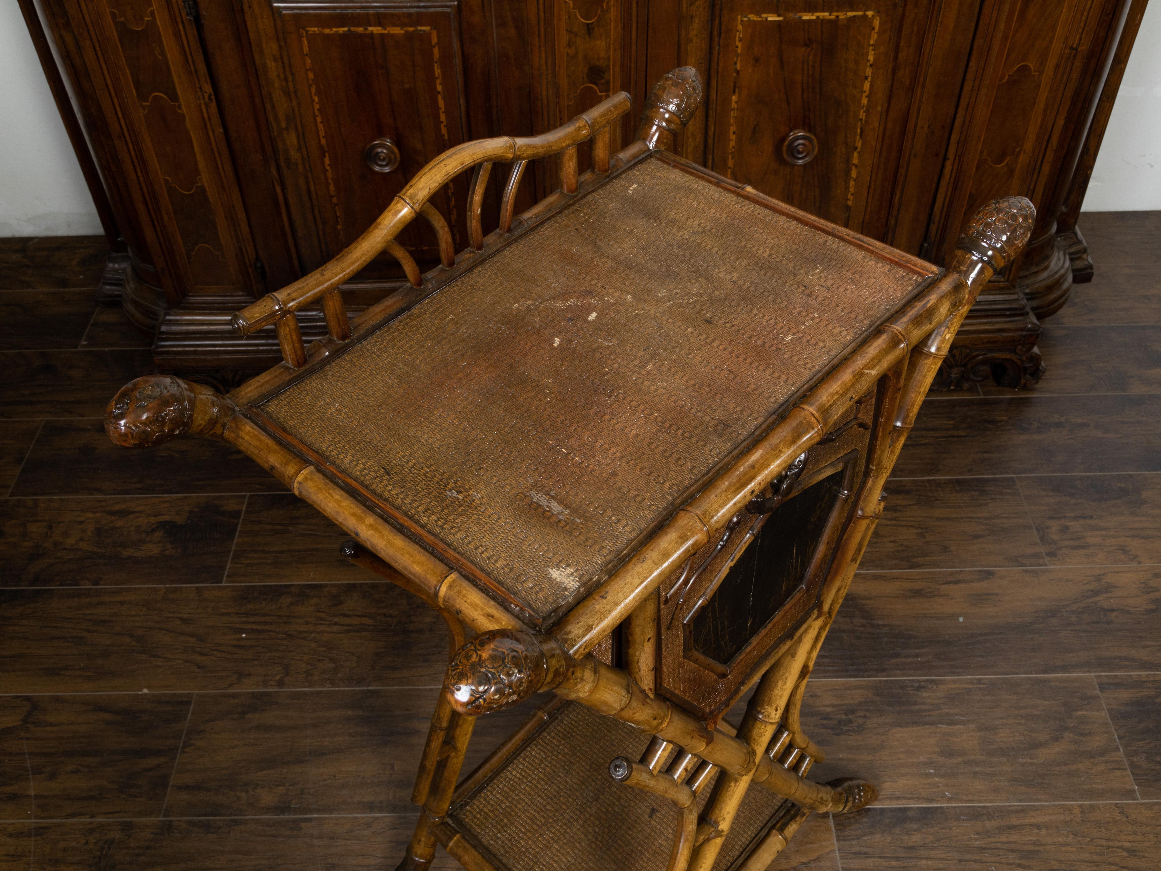 Anglais Table d'appoint anglaise 1900 en bambou avec décor de chinoiserie et accents en rotin en vente
