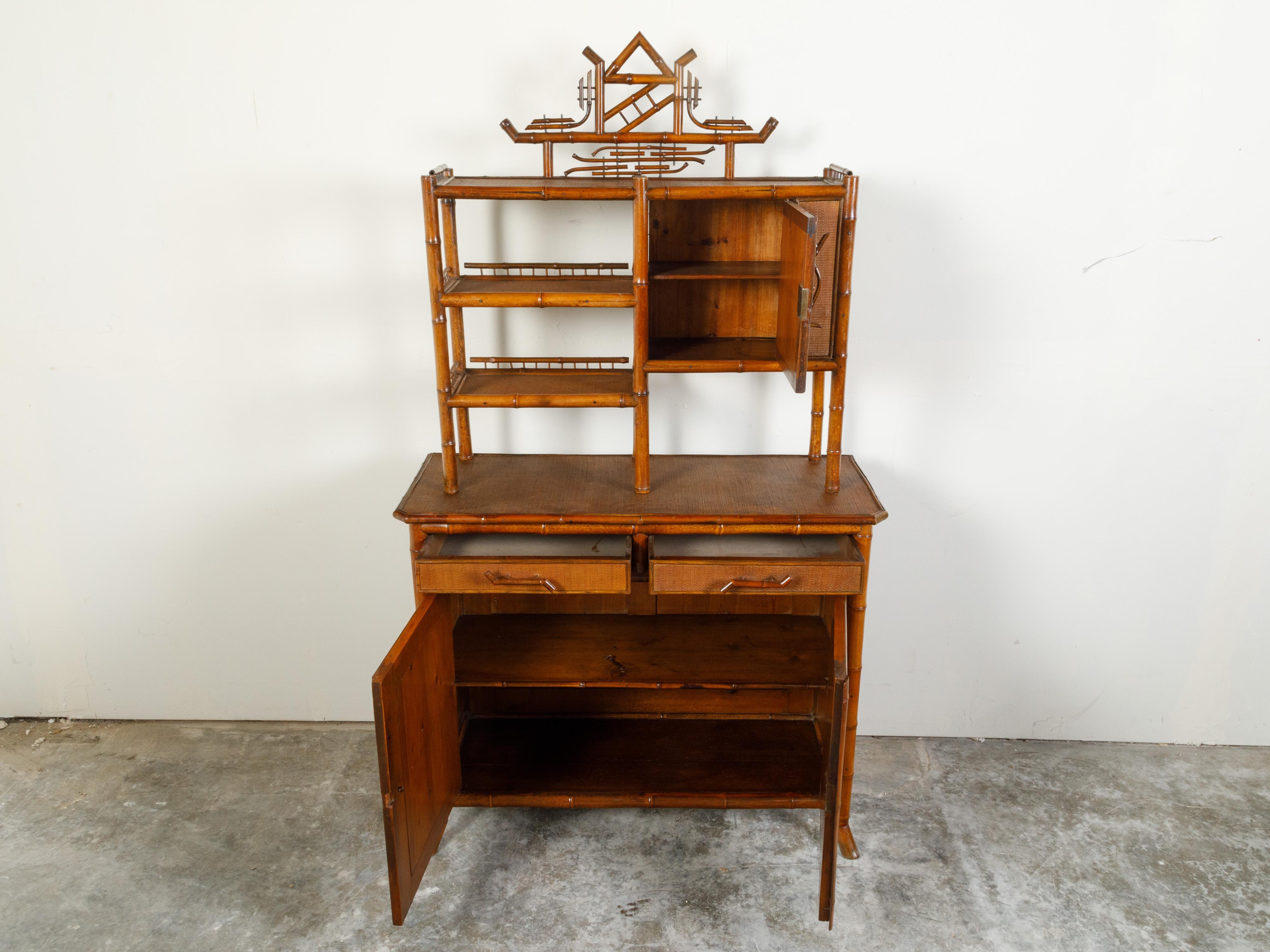 Inglese Armadio Chinoiserie in bambù del 1900 con ripiani aperti, cassetti e ante in vendita