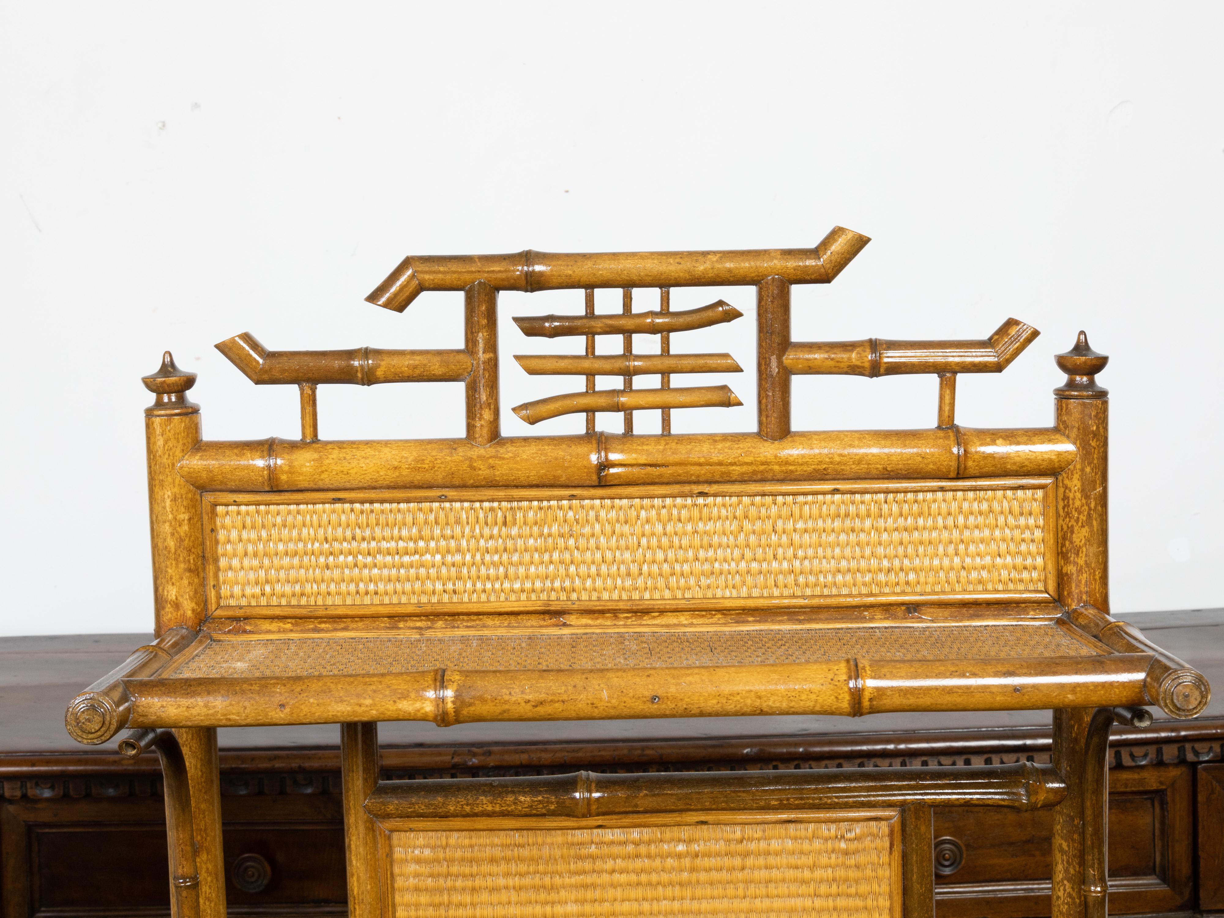 Étagère autoportante en bambou des années 1900 avec accents de rotin et un seul tiroir en vente 2