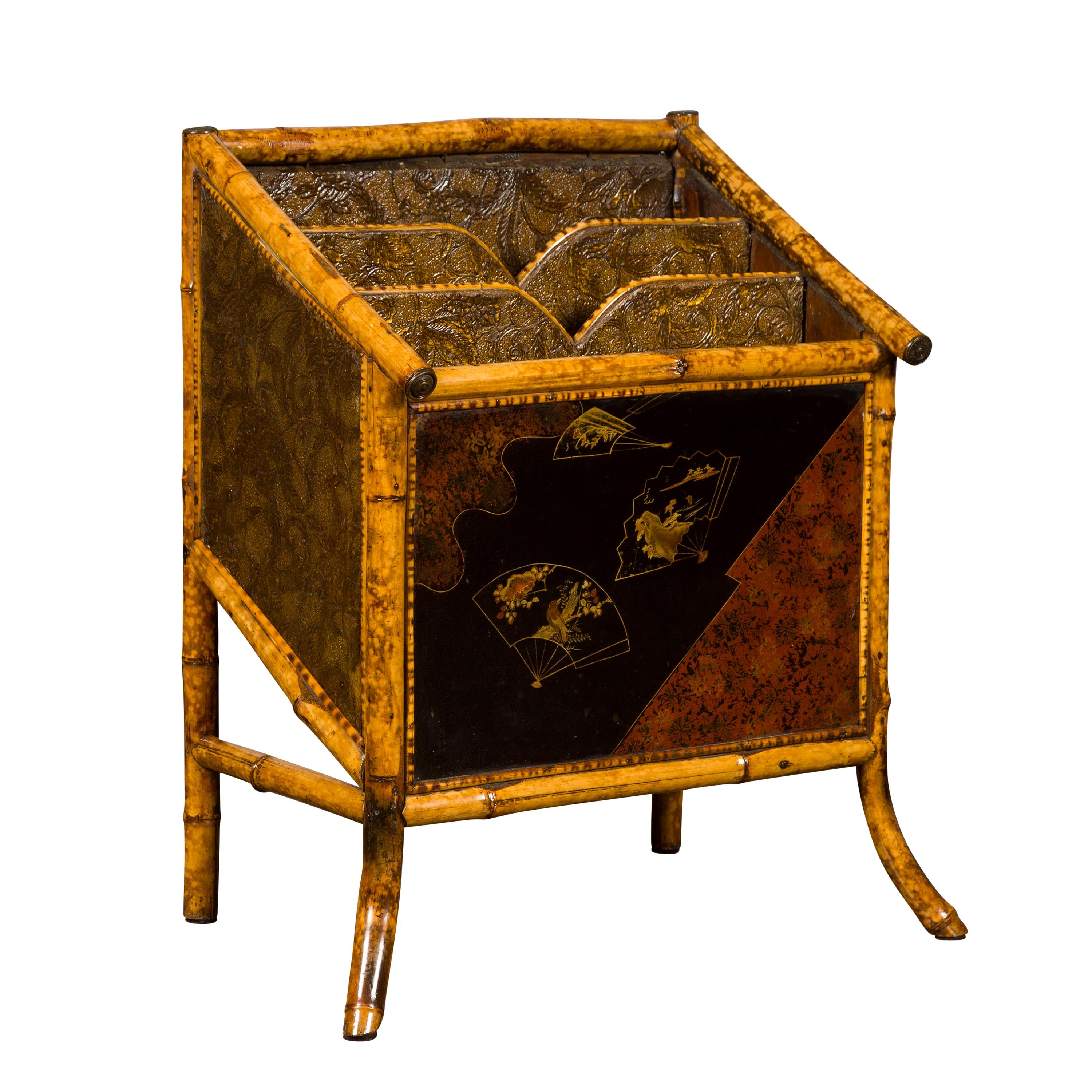 Porte-revues anglais 1900s Canterbury en cuir de bambou avec motifs Chinoiserie