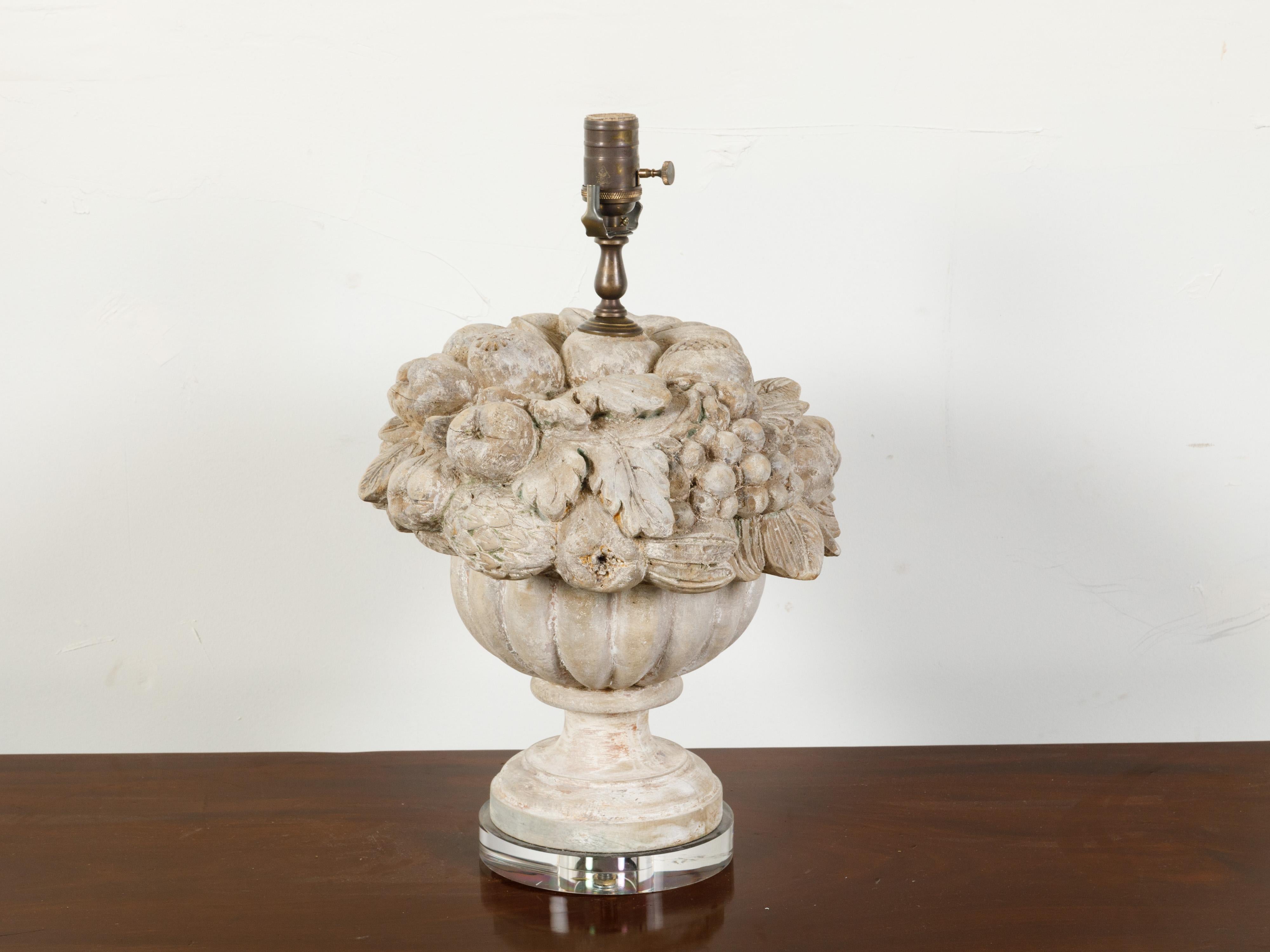 English 1900s Carved Wooden Fragment Table Lamp Depicting a Fruit Arrangement In Good Condition For Sale In Atlanta, GA