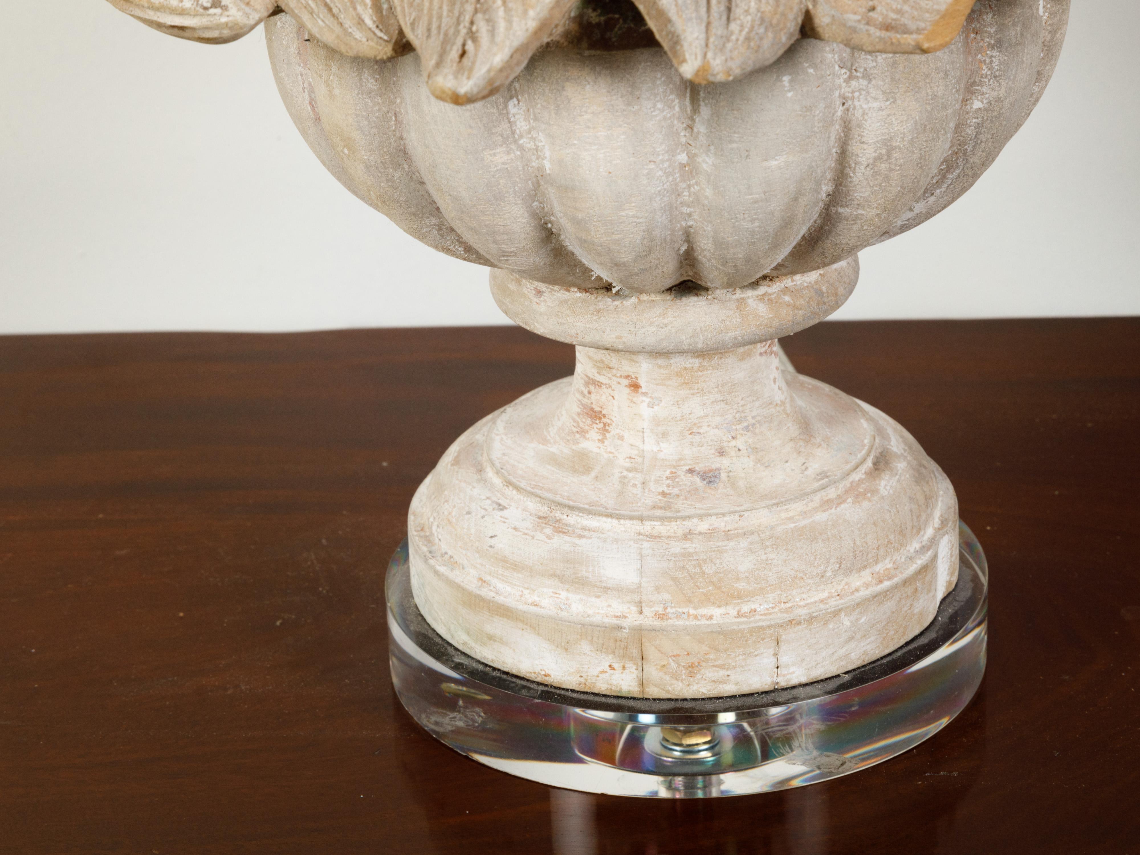 Lucite Lampe de table anglaise des années 1900 en bois sculpté représentant un assortiment de fruits en vente