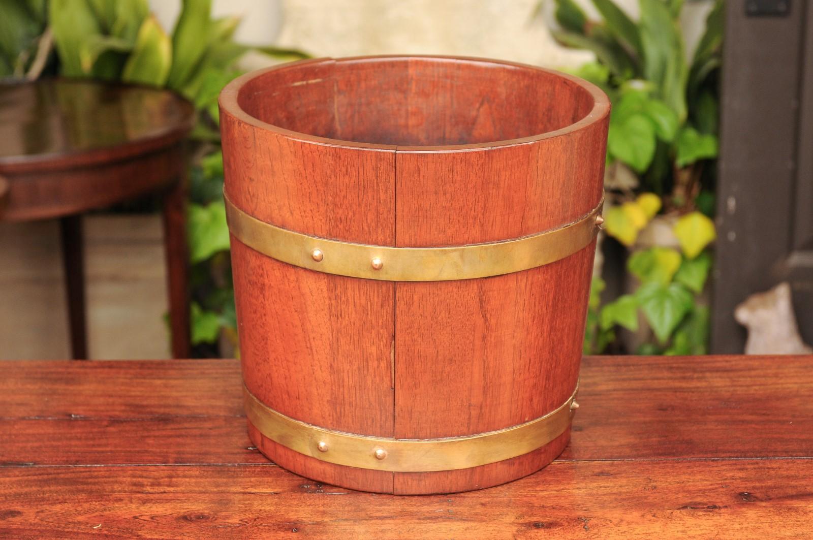 English 1900s Edwardian Period R.A Lister & Co. Oak Bucket with Brass Braces For Sale 4