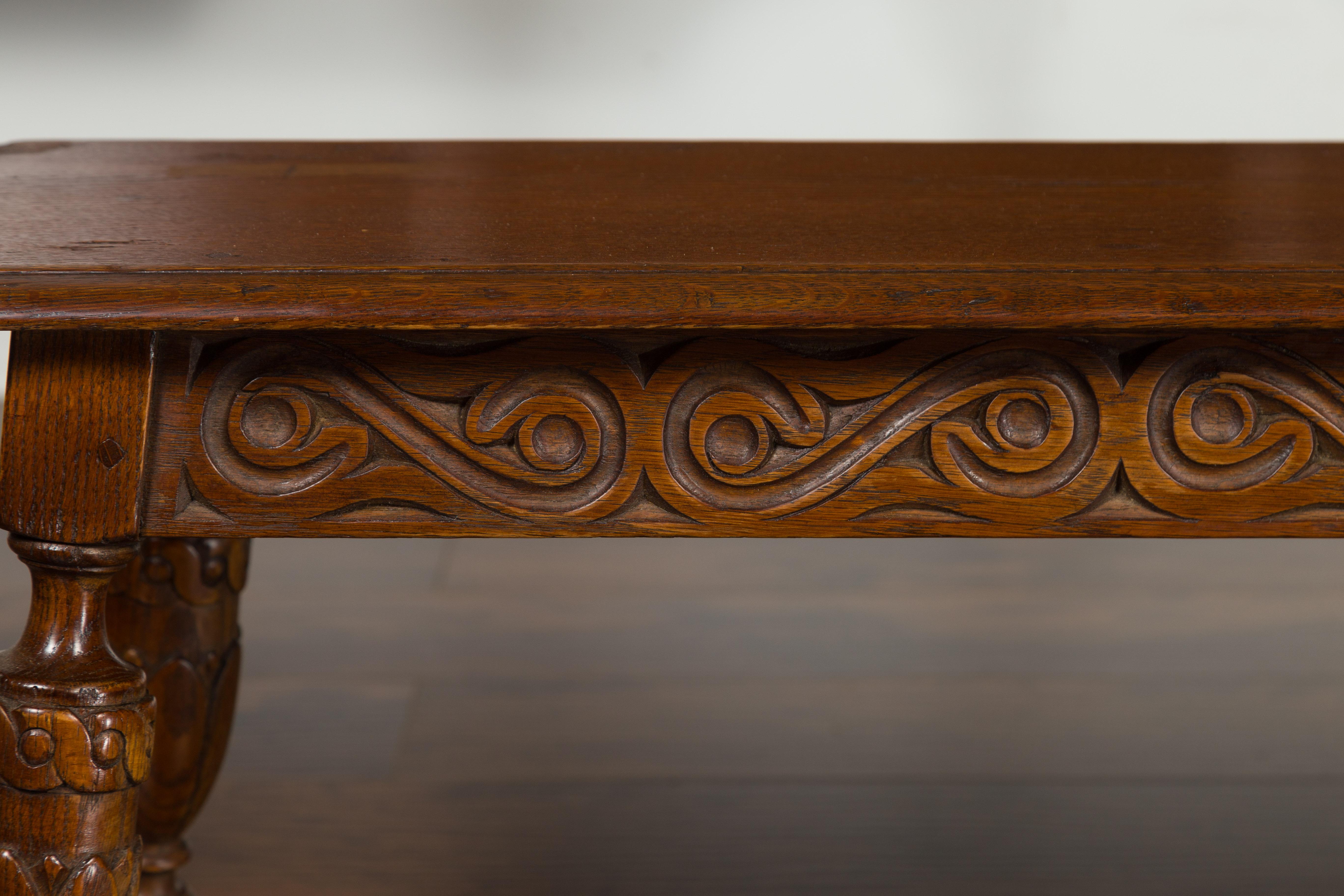 English 1900s Oak Bench with Carved Apron, Baluster Legs and Guilloche Motifs In Good Condition In Atlanta, GA