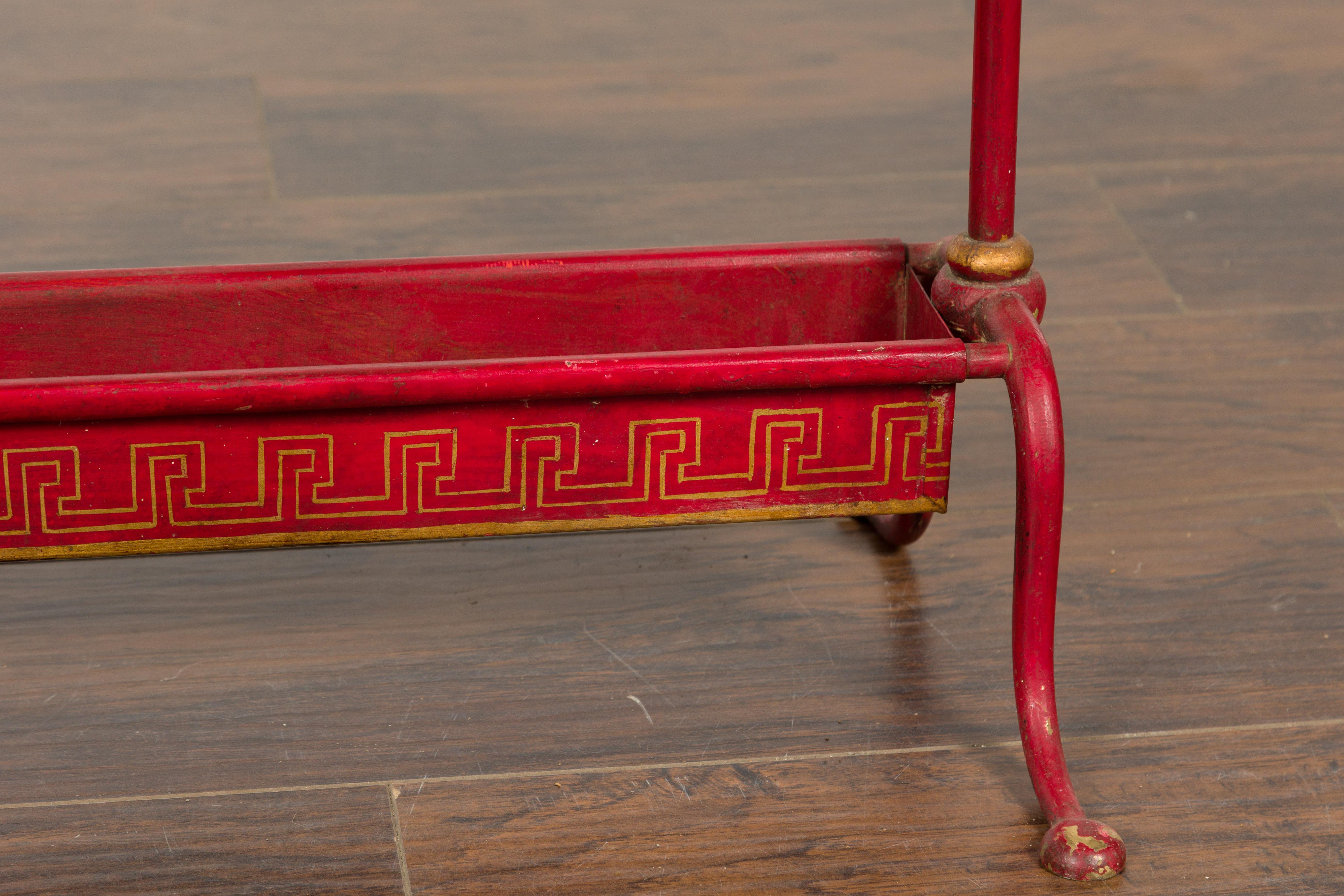 Tôle anglaise 1900 peinte en rouge Stand Umbrella avec clé grecque en vente 6