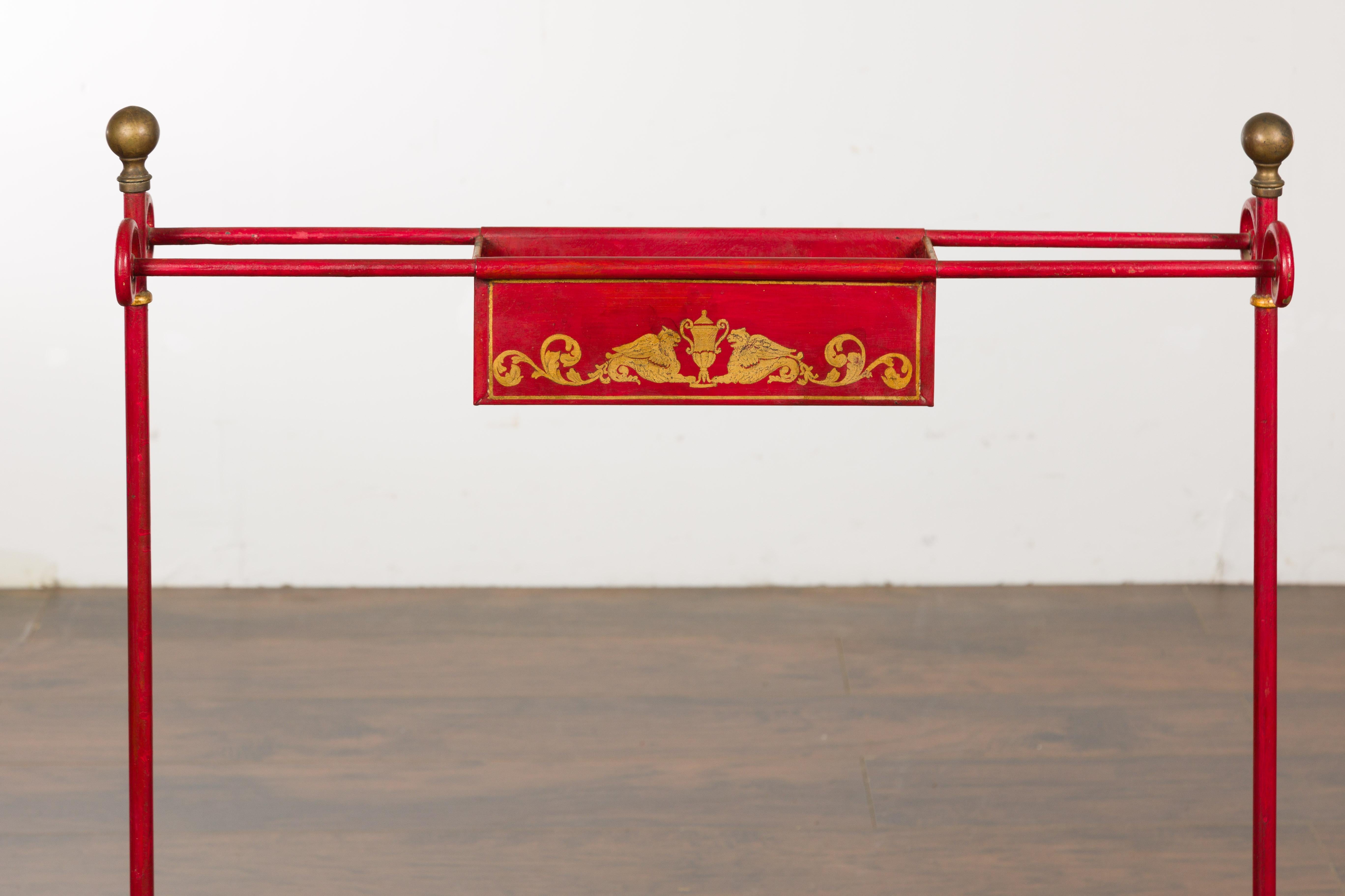 Tôle anglaise 1900 peinte en rouge Stand Umbrella avec clé grecque Bon état - En vente à Atlanta, GA