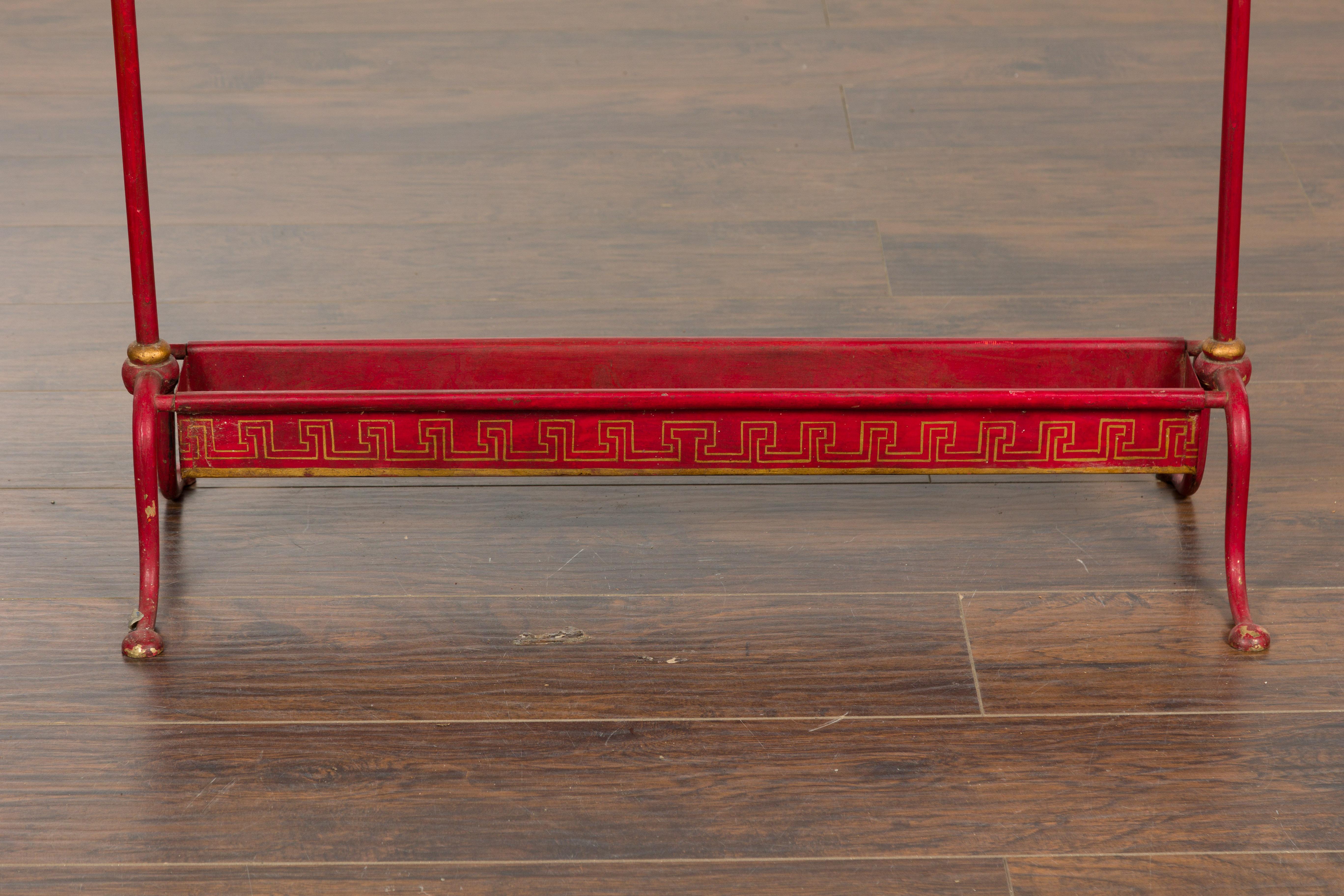 20ième siècle Tôle anglaise 1900 peinte en rouge Stand Umbrella avec clé grecque en vente
