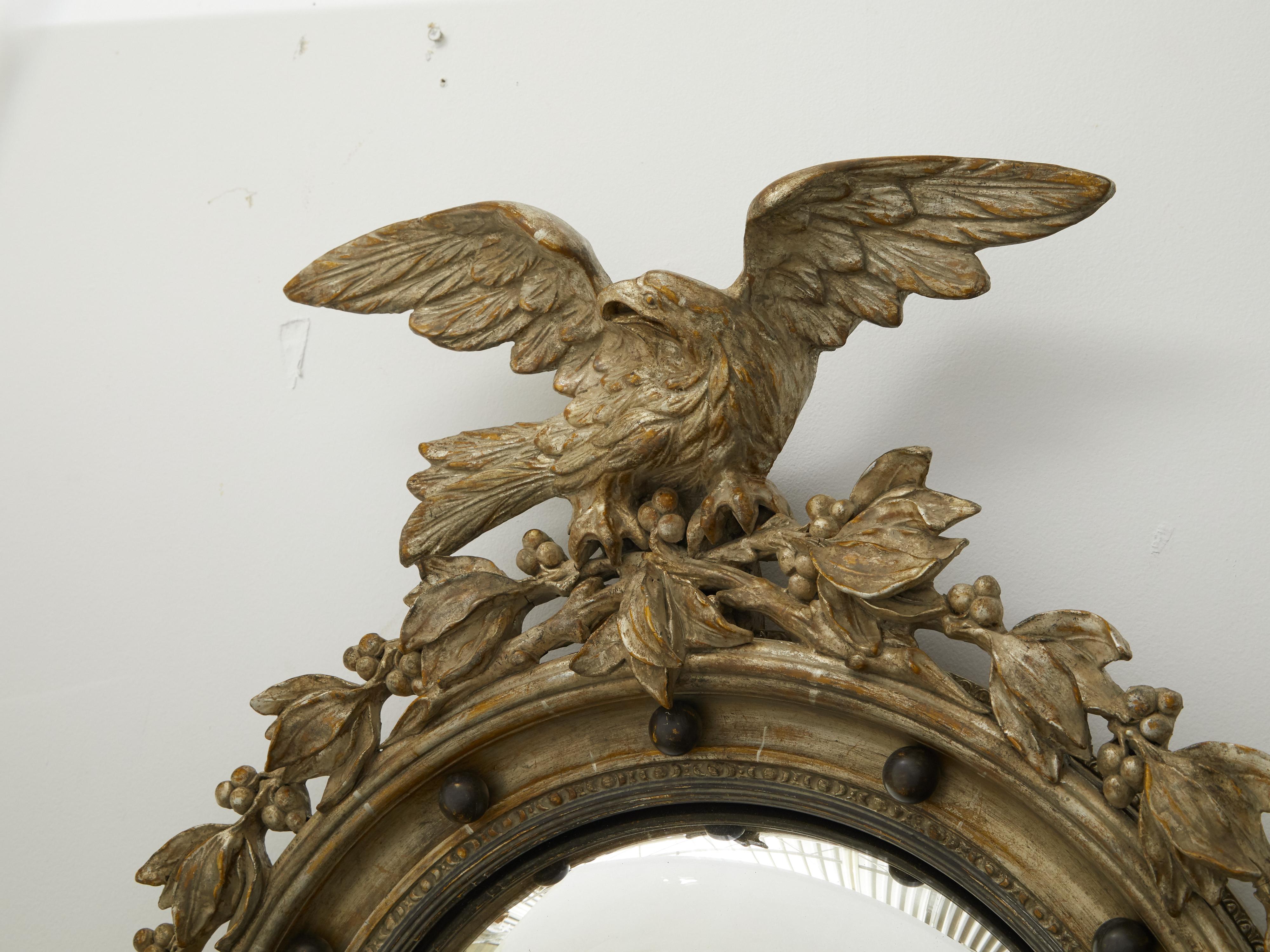 Englischer vergoldeter konvexer englischer Girandole-Spiegel mit Adler-Motiv, 1900er Jahre (Geschnitzt) im Angebot