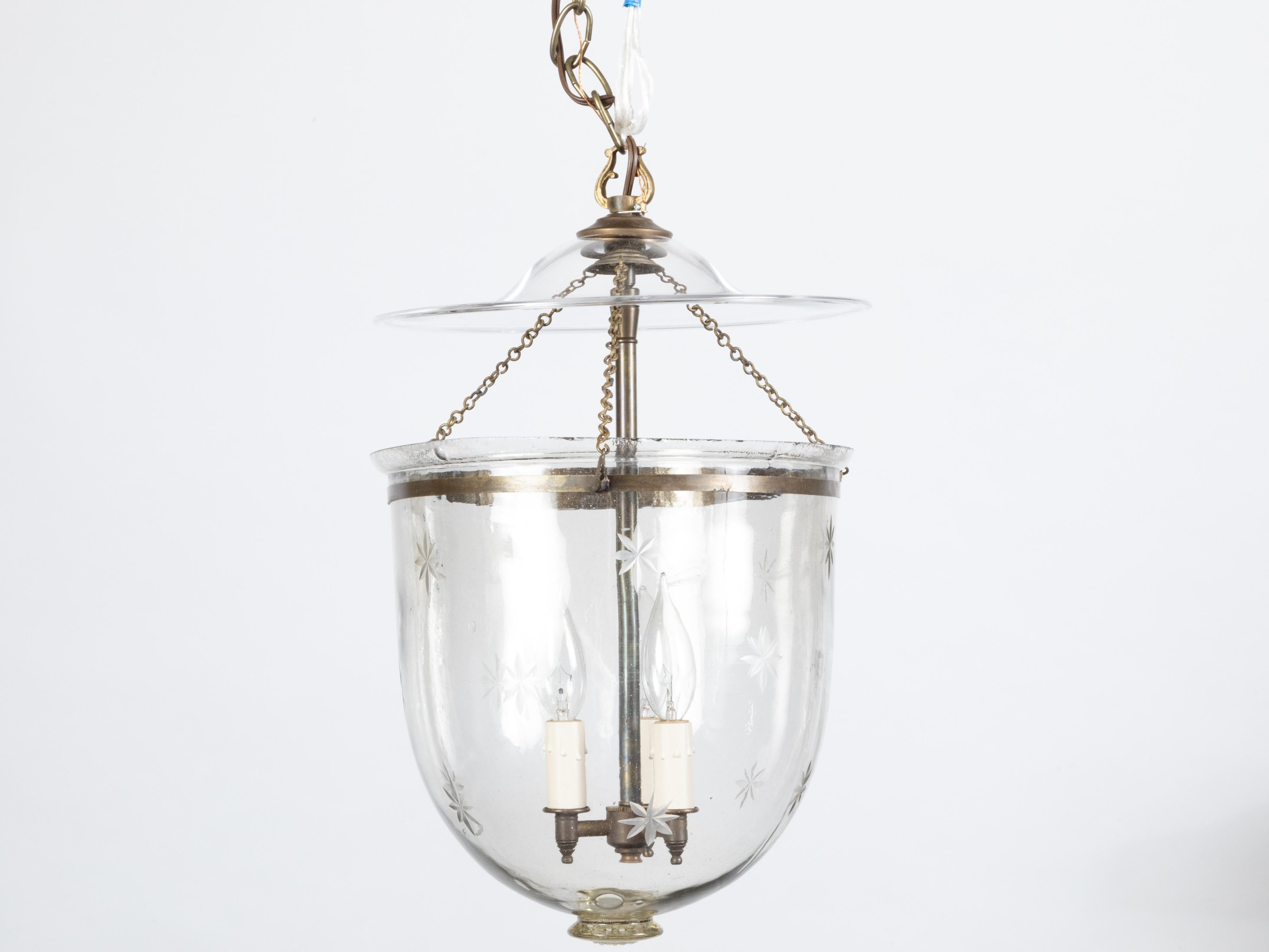 Englische Glockenglas-Leuchte mit geätzten Sternen aus der Jahrhundertwende, 1900er Jahre (Radiert) im Angebot
