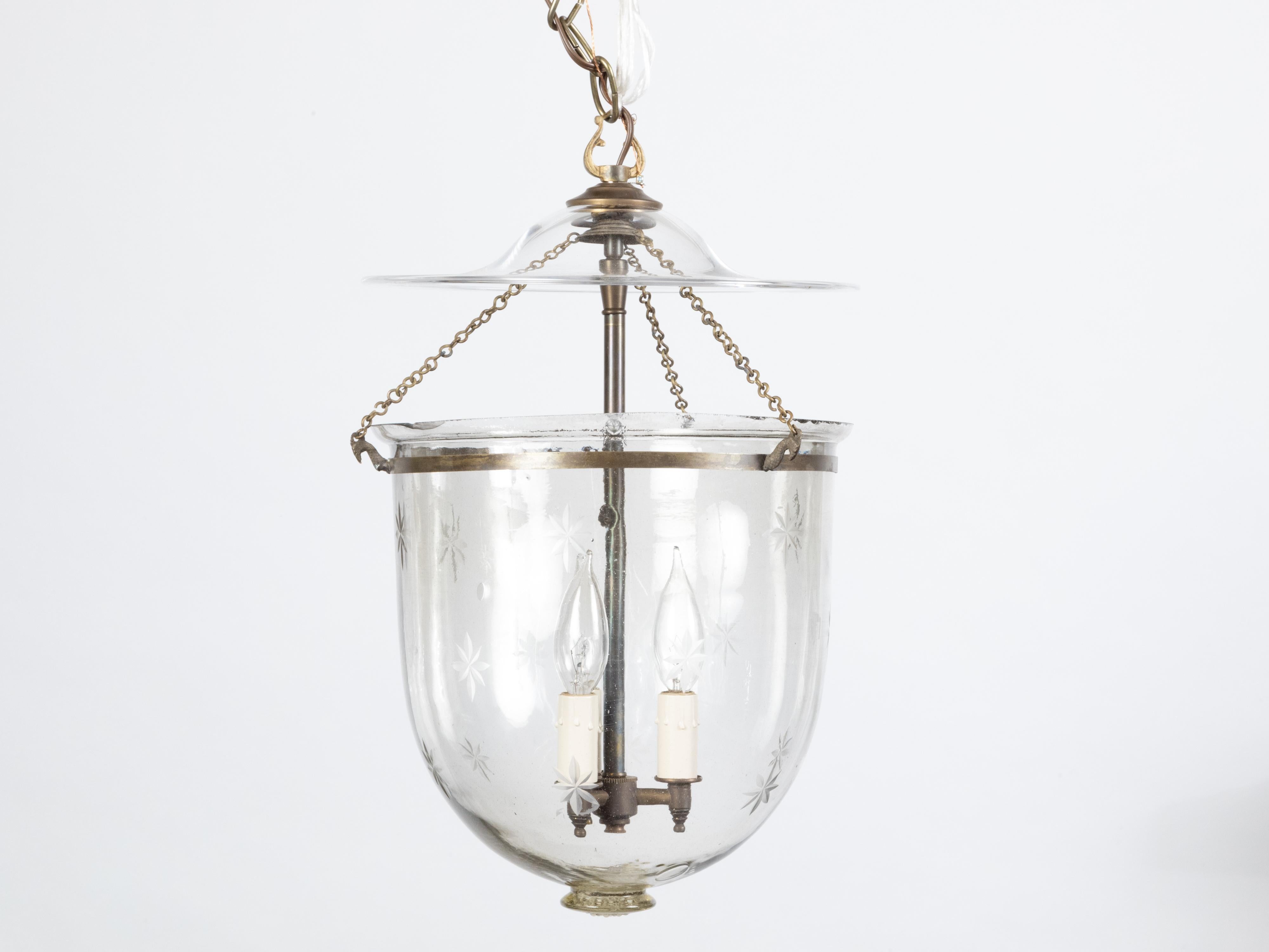 Englische Glockenglas-Leuchte mit geätzten Sternen aus der Jahrhundertwende, 1900er Jahre (20. Jahrhundert) im Angebot