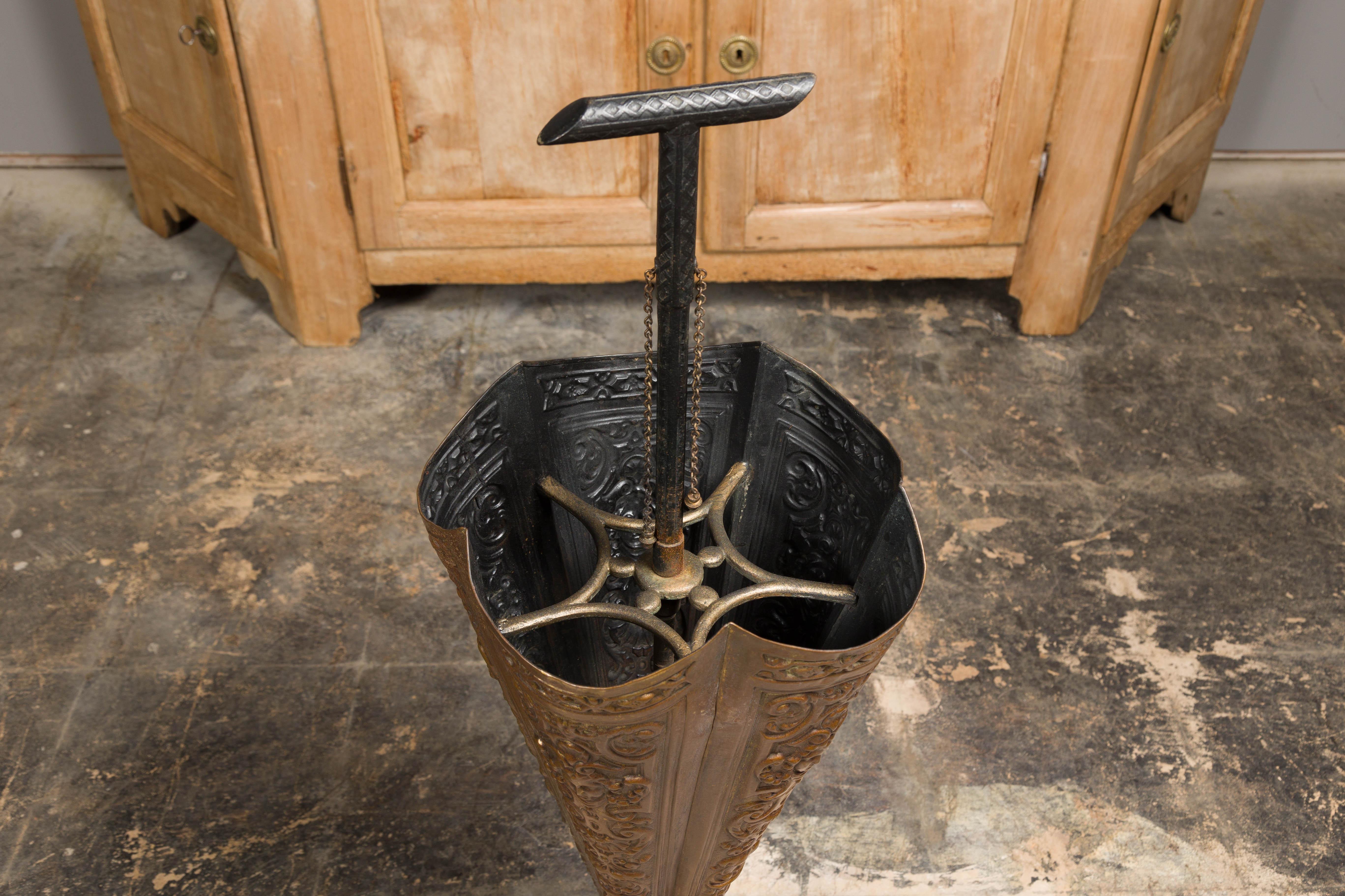English 1920-1930 Brass Umbrella Stand with Raised Motifs and Tripartite Base For Sale 9