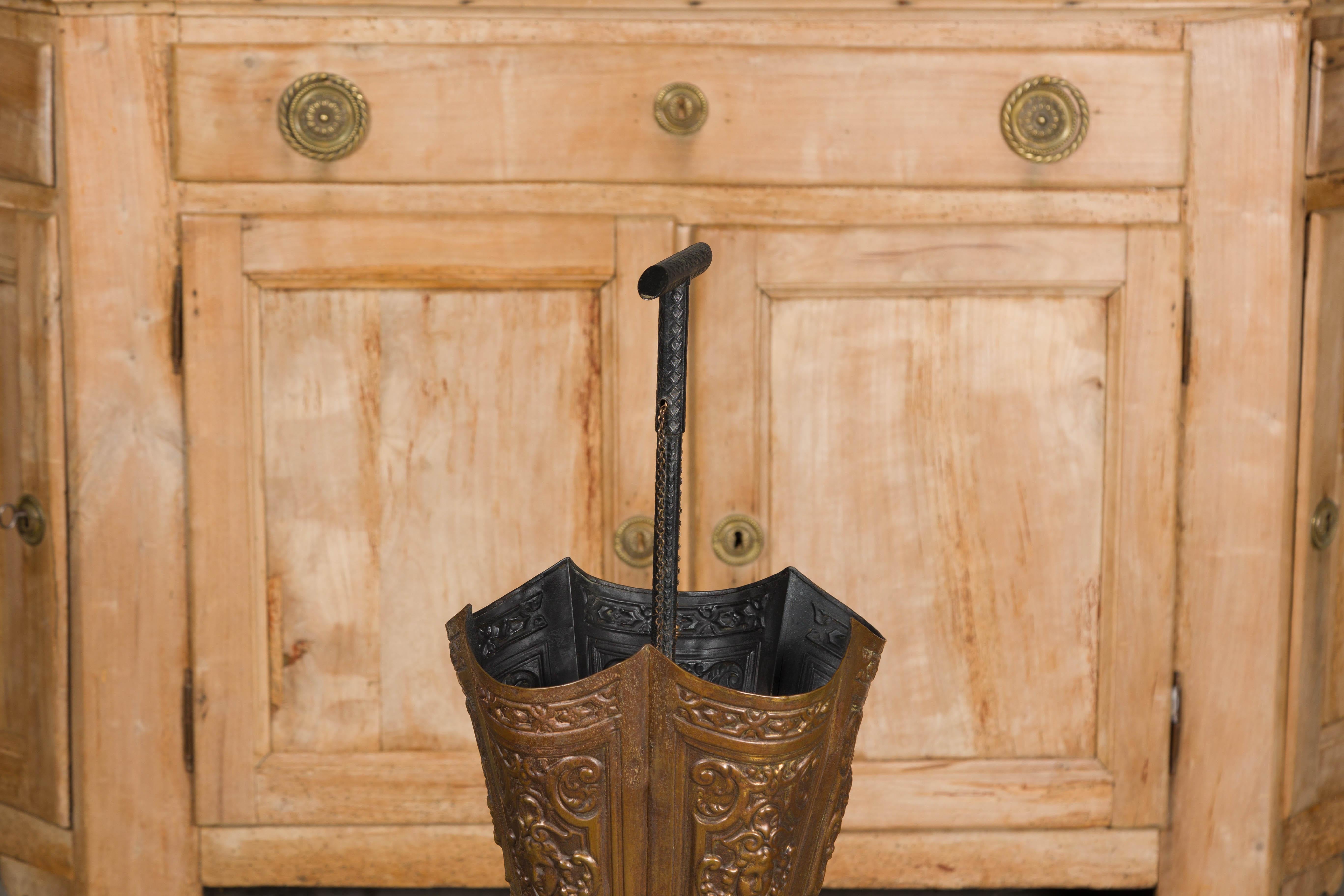 English 1920-1930 Brass Umbrella Stand with Raised Motifs and Tripartite Base For Sale 1