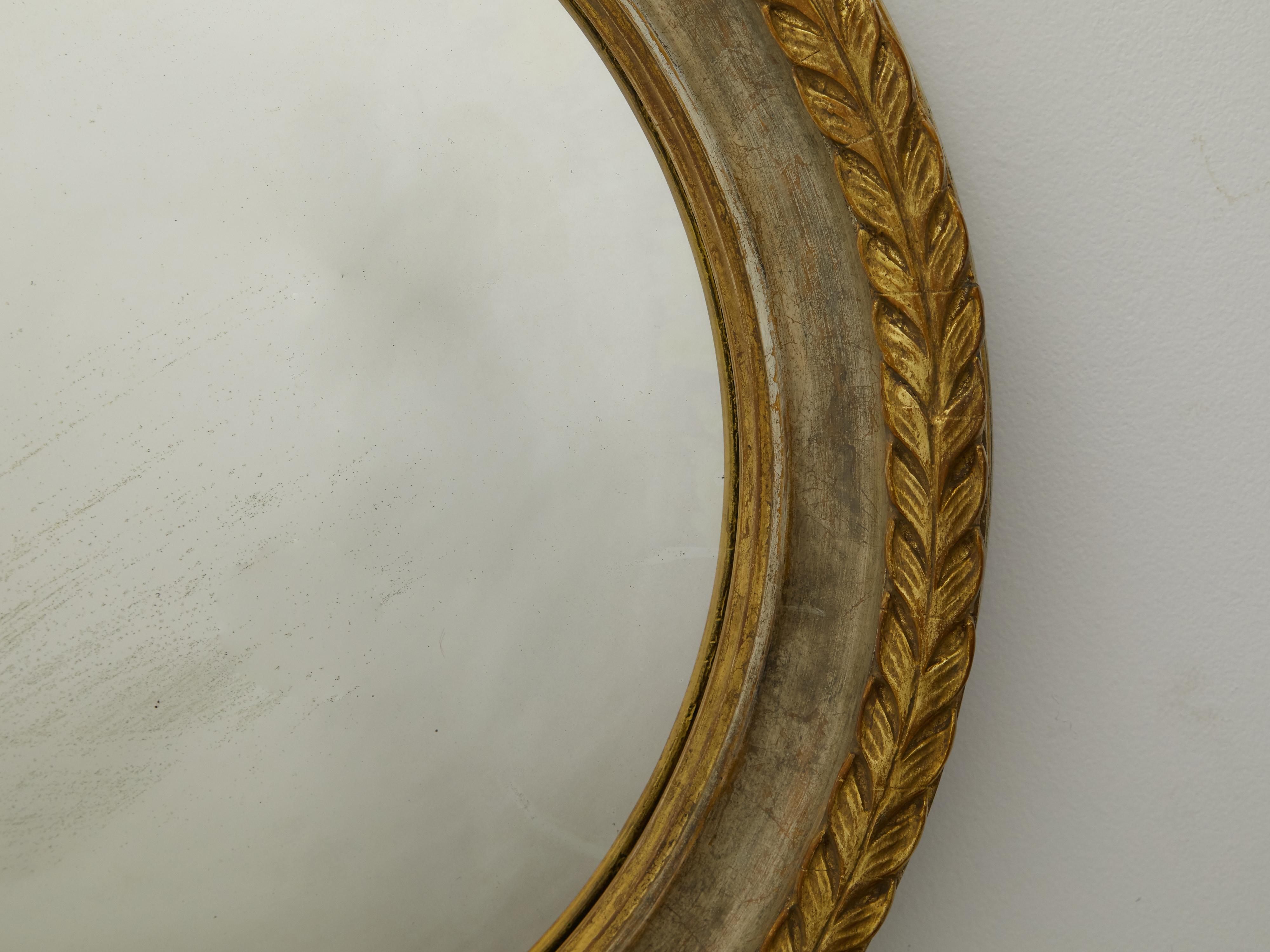 English 1920s-1930s Carved Wooden Round Mirror with Gilt Accents and Foliage In Good Condition In Atlanta, GA