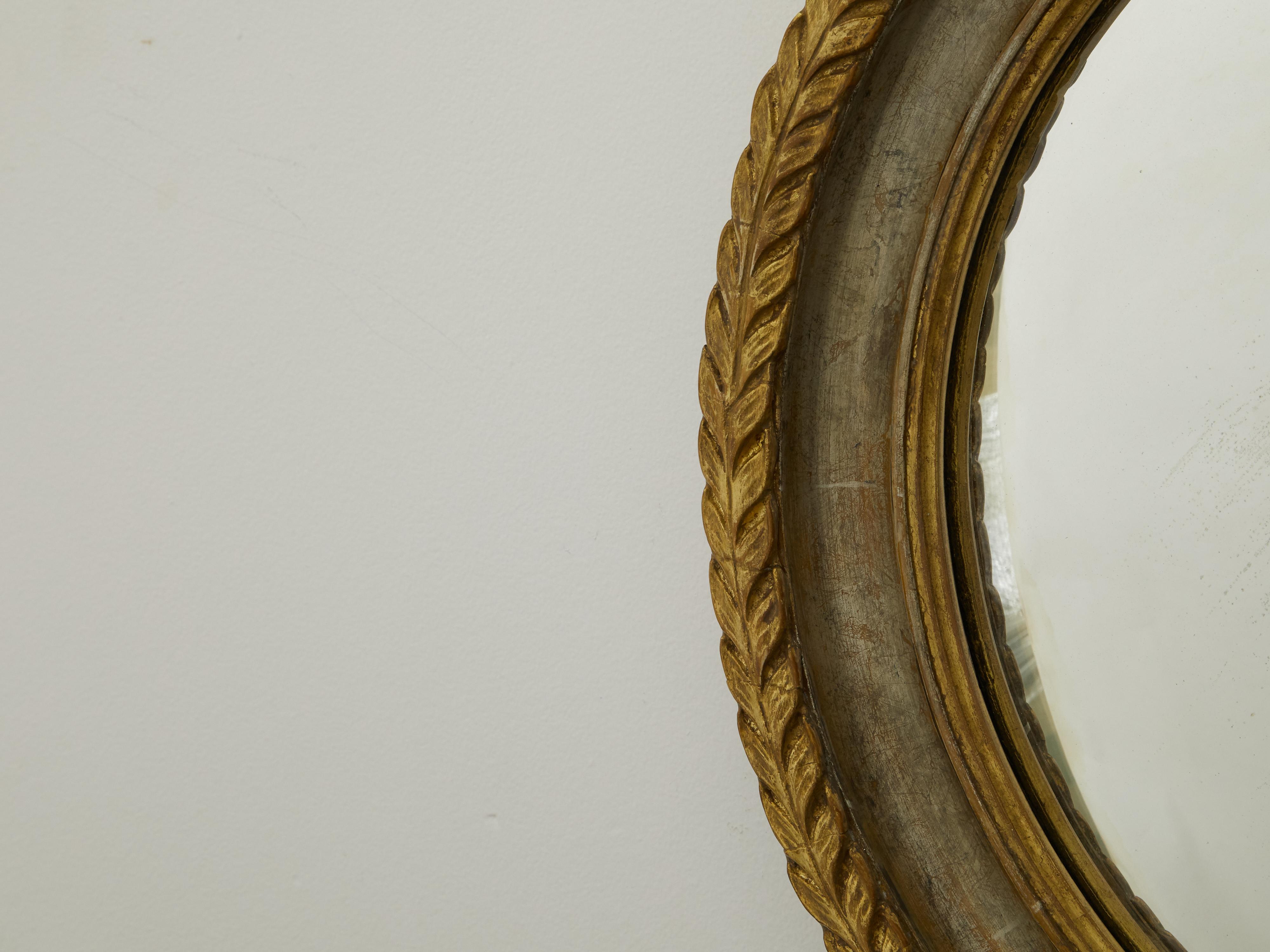 English 1920s-1930s Carved Wooden Round Mirror with Gilt Accents and Foliage 1