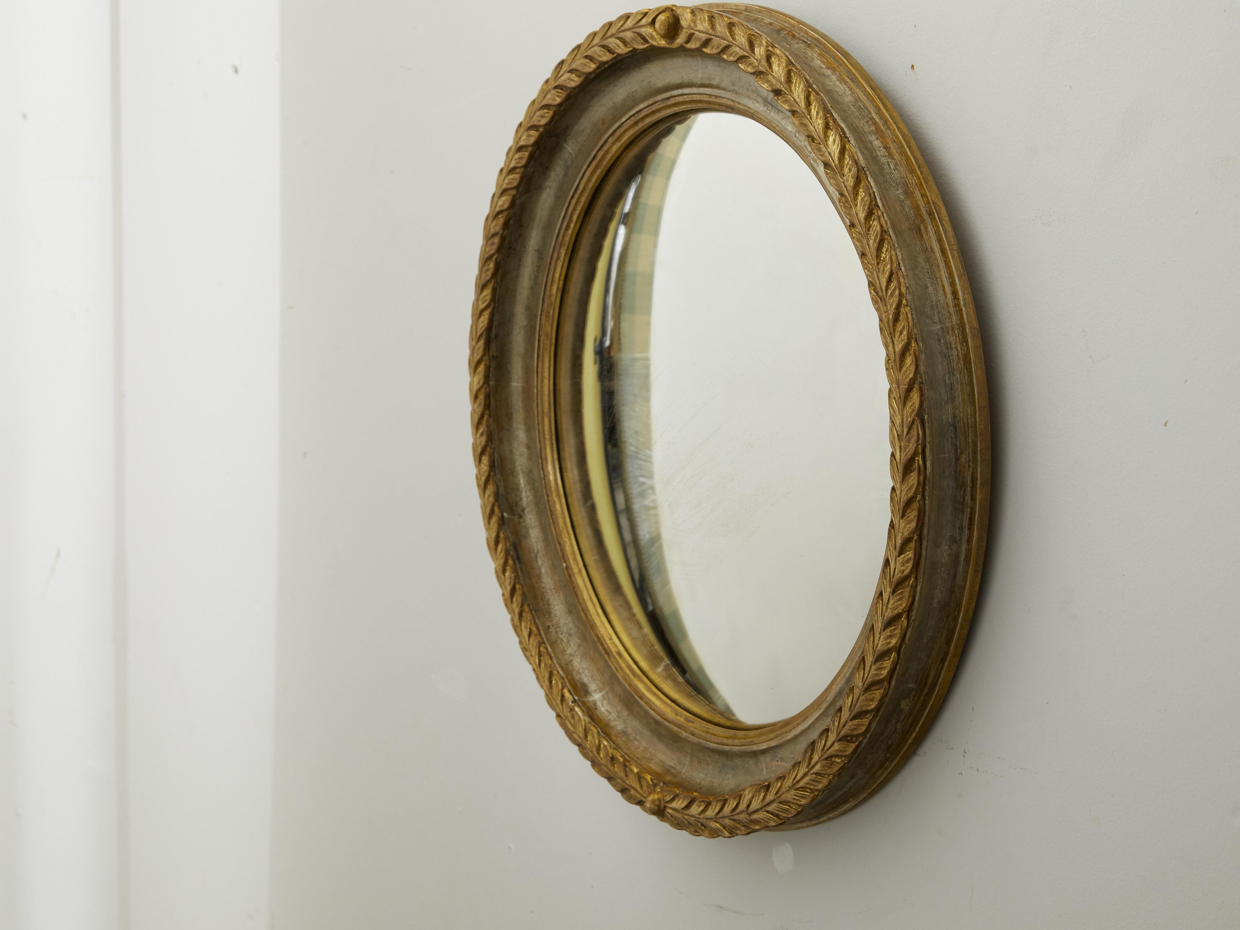 English 1920s-1930s Carved Wooden Round Mirror with Gilt Accents and Foliage 3
