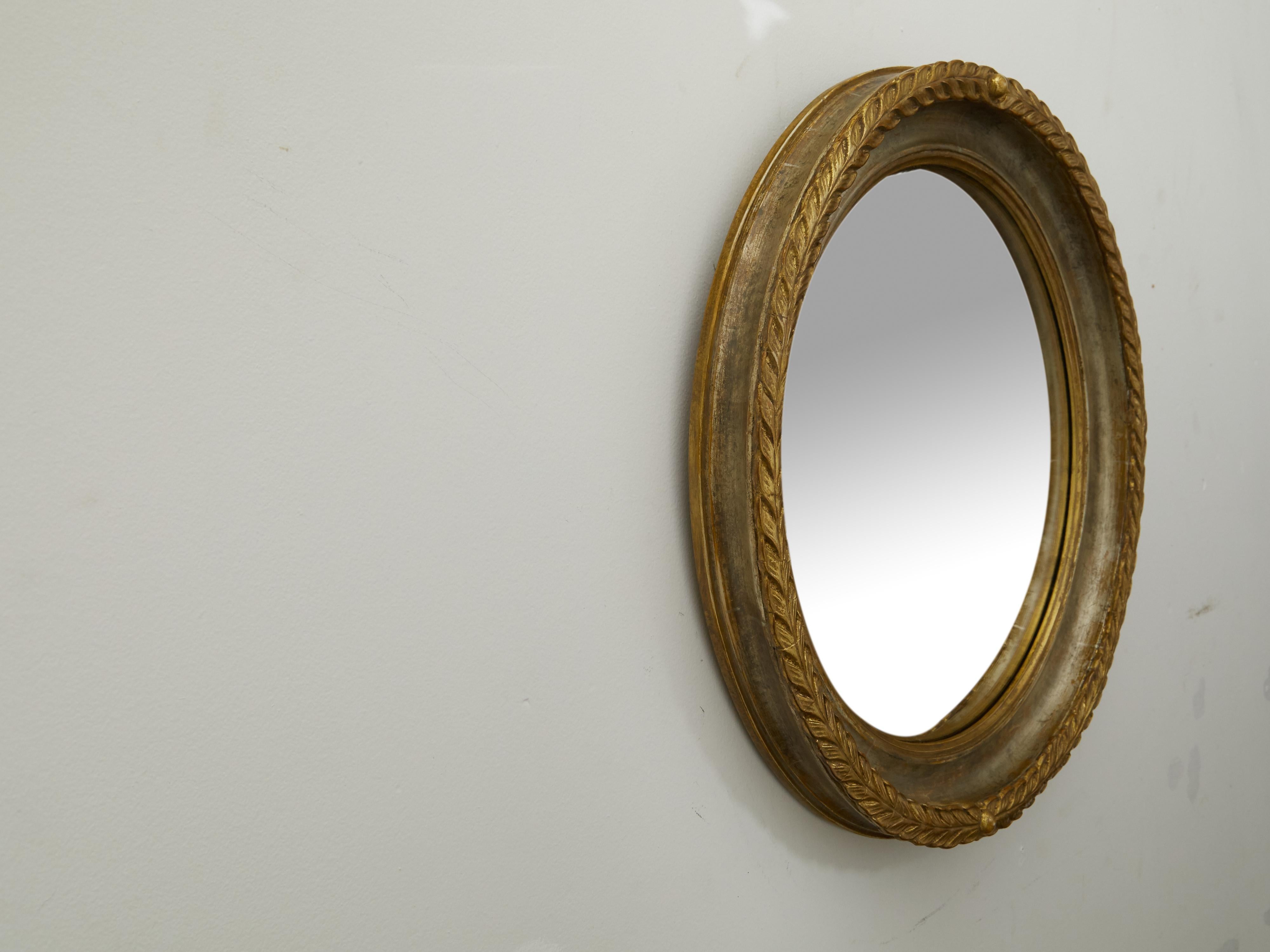 English 1920s-1930s Carved Wooden Round Mirror with Gilt Accents and Foliage 4