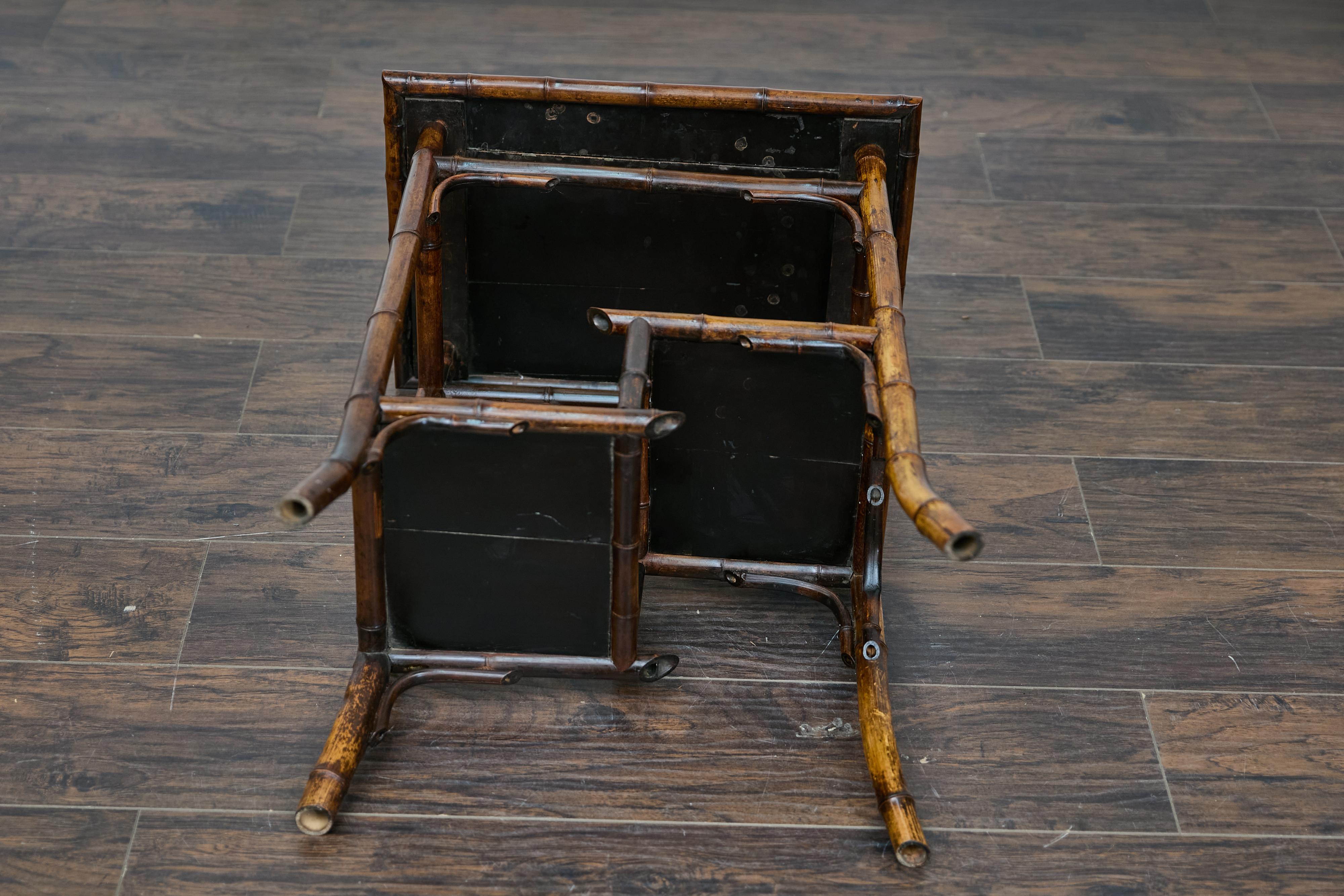 Table d'appoint anglaise des années 1920 en bambou et rotin tressé avec étagères sectionnées en vente 3
