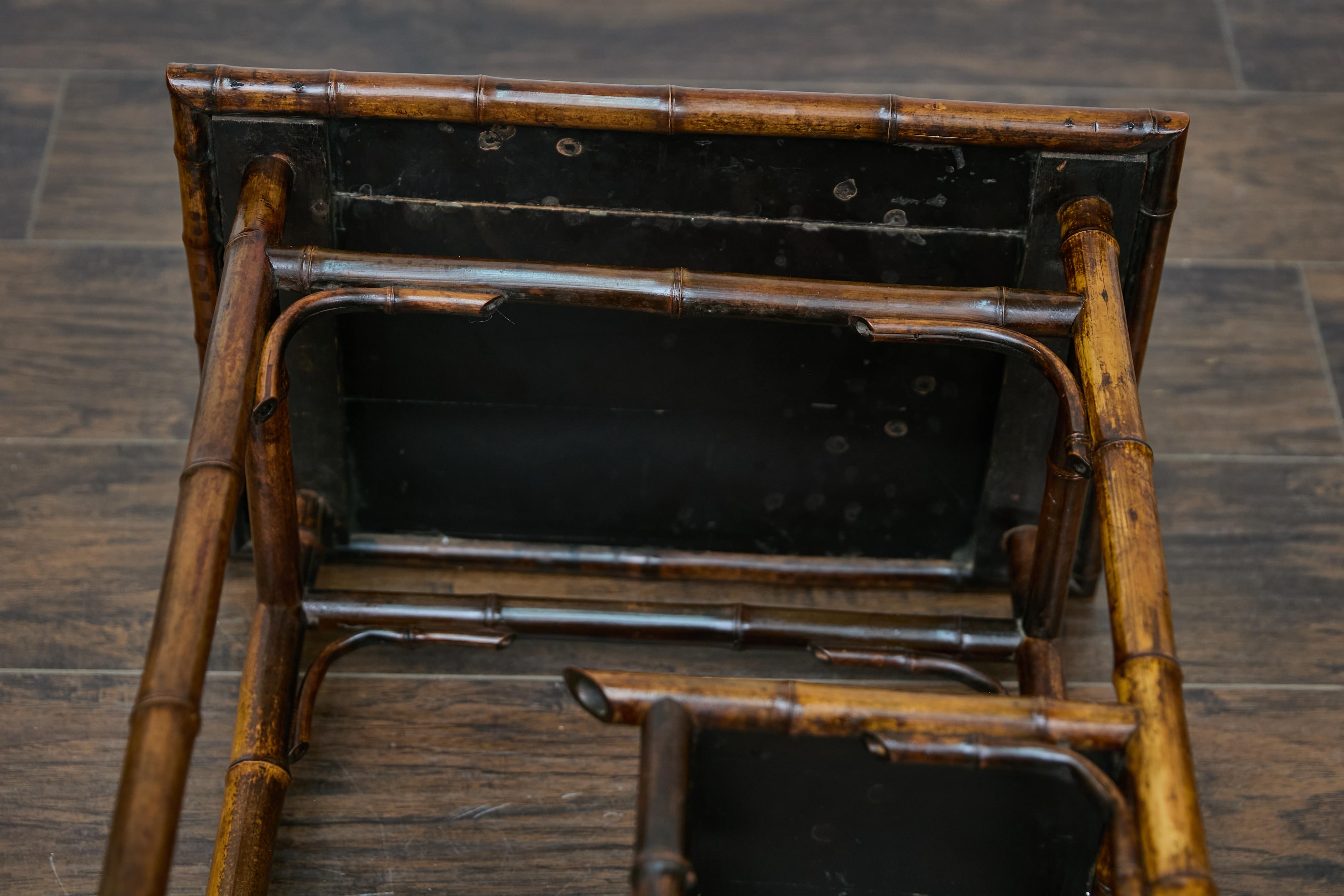 Table d'appoint anglaise des années 1920 en bambou et rotin tressé avec étagères sectionnées en vente 4