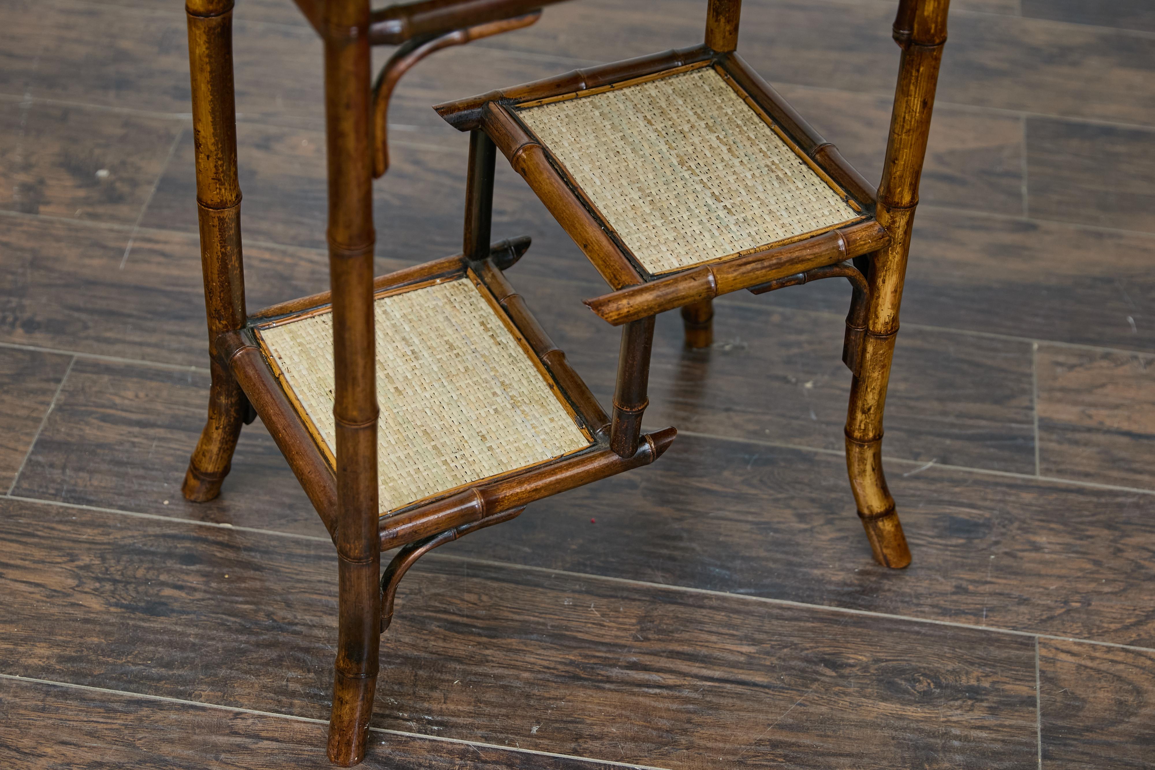 Table d'appoint anglaise des années 1920 en bambou et rotin tressé avec étagères sectionnées en vente 5