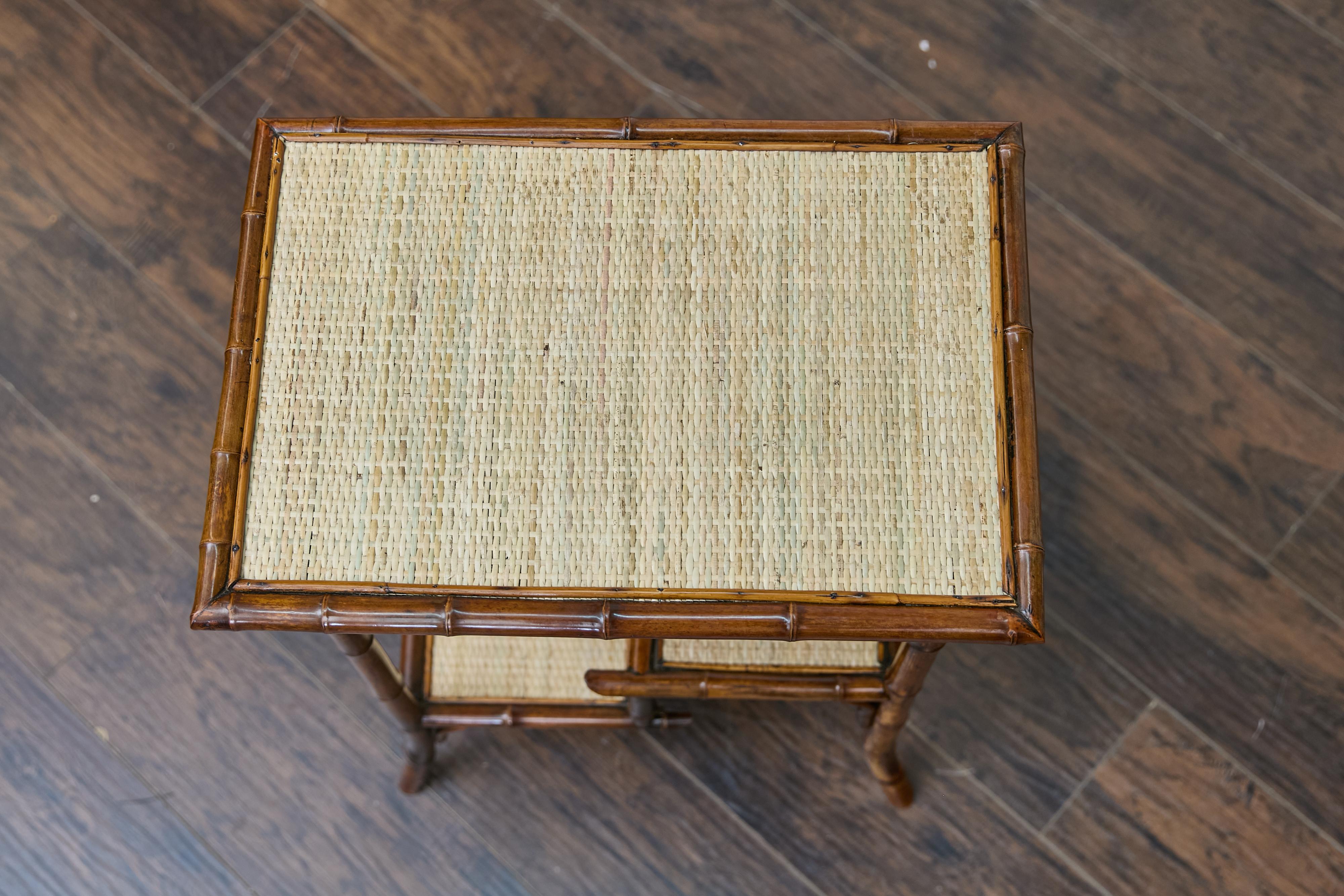 Table d'appoint anglaise des années 1920 en bambou et rotin tressé avec étagères sectionnées en vente 6
