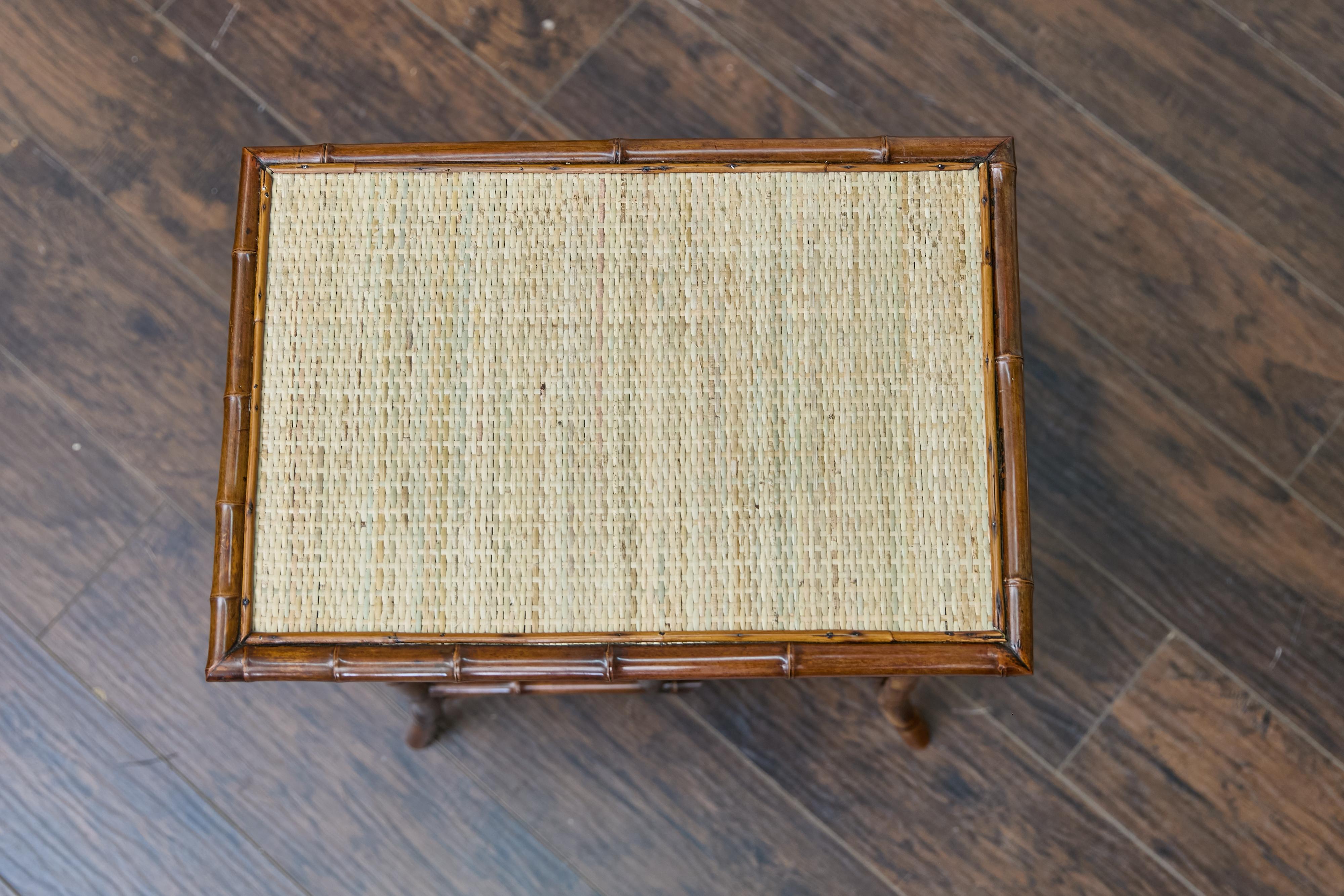 Table d'appoint anglaise des années 1920 en bambou et rotin tressé avec étagères sectionnées en vente 7