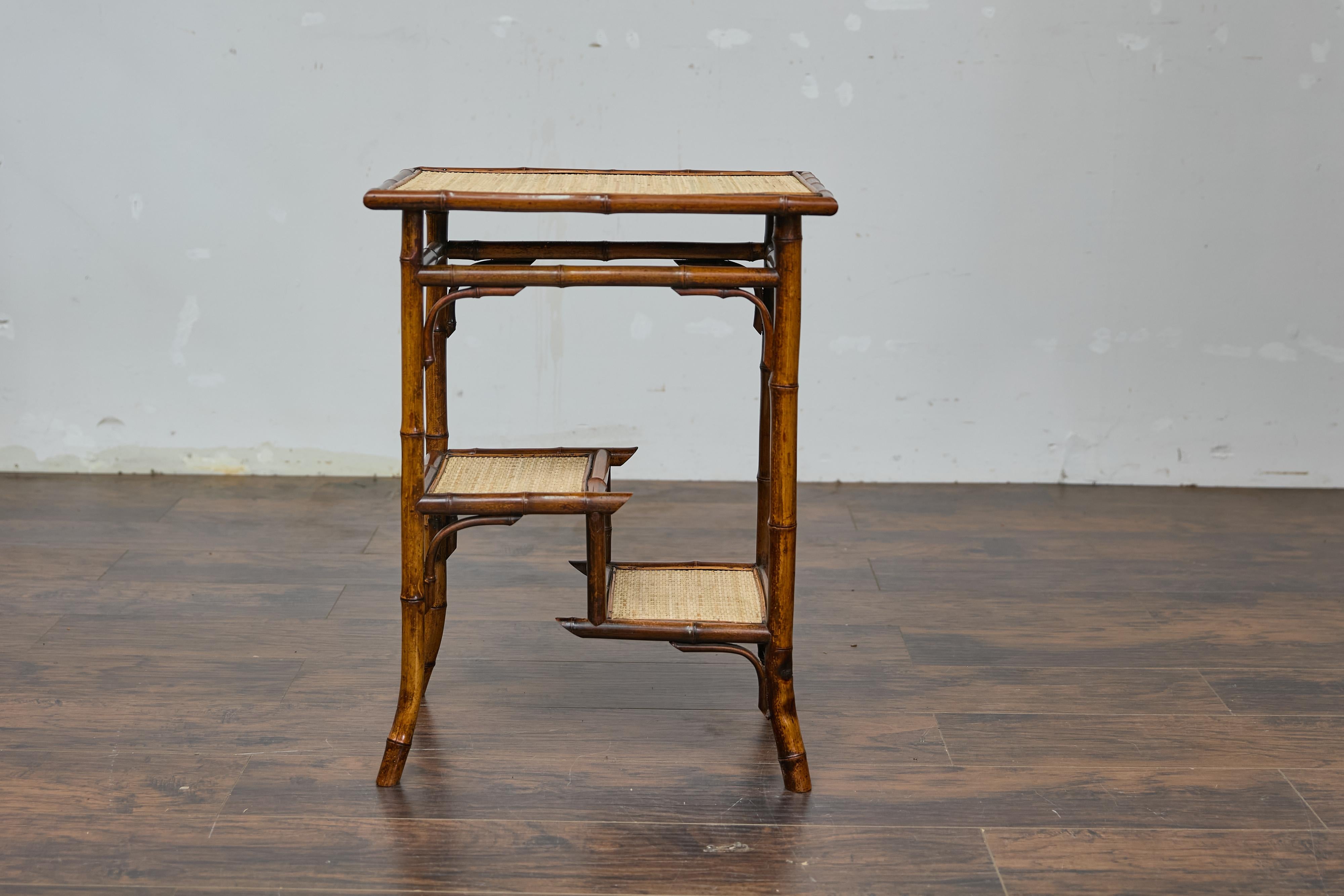 Table d'appoint anglaise des années 1920 en bambou et rotin tressé avec étagères sectionnées en vente 8