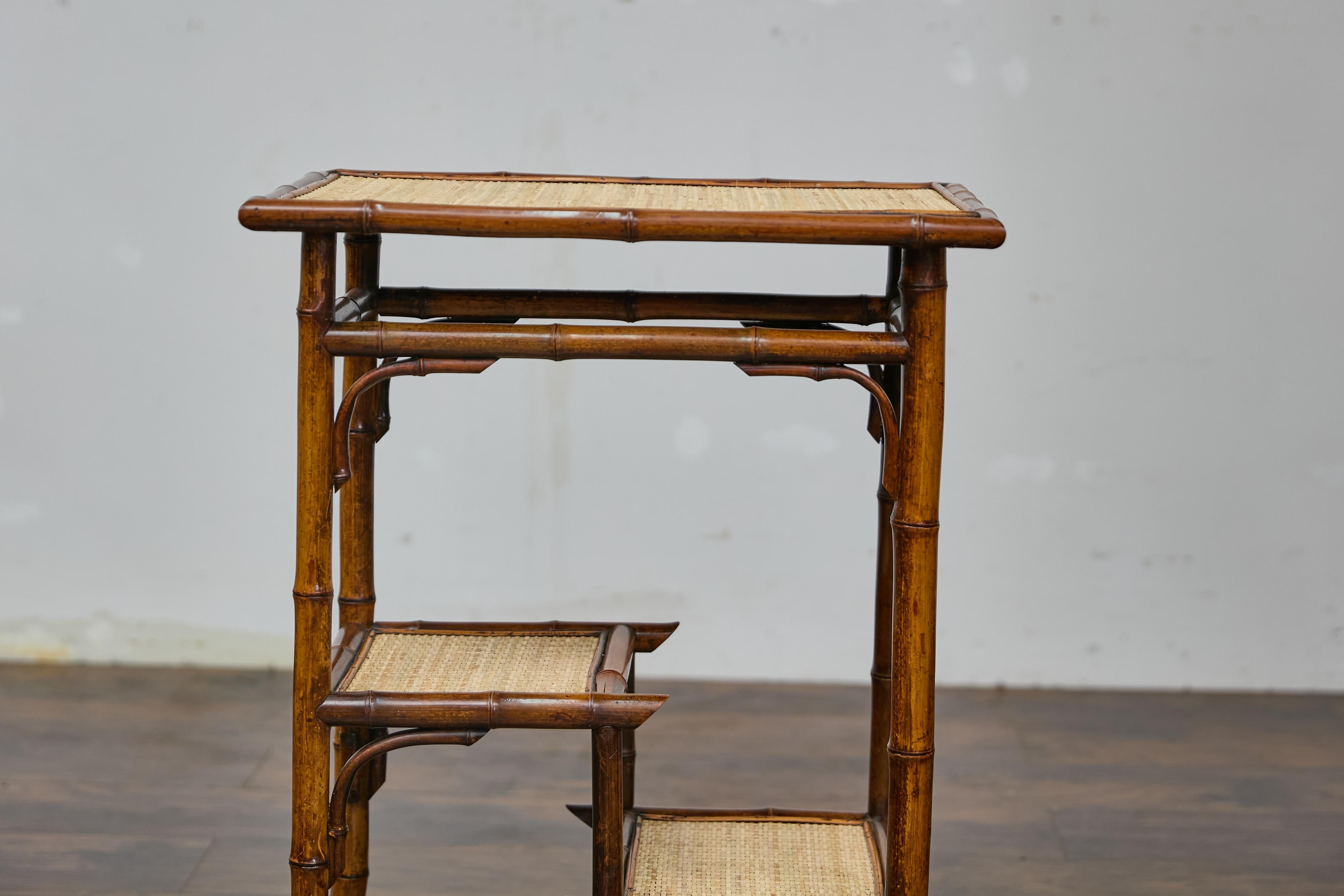 Anglais Table d'appoint anglaise des années 1920 en bambou et rotin tressé avec étagères sectionnées en vente