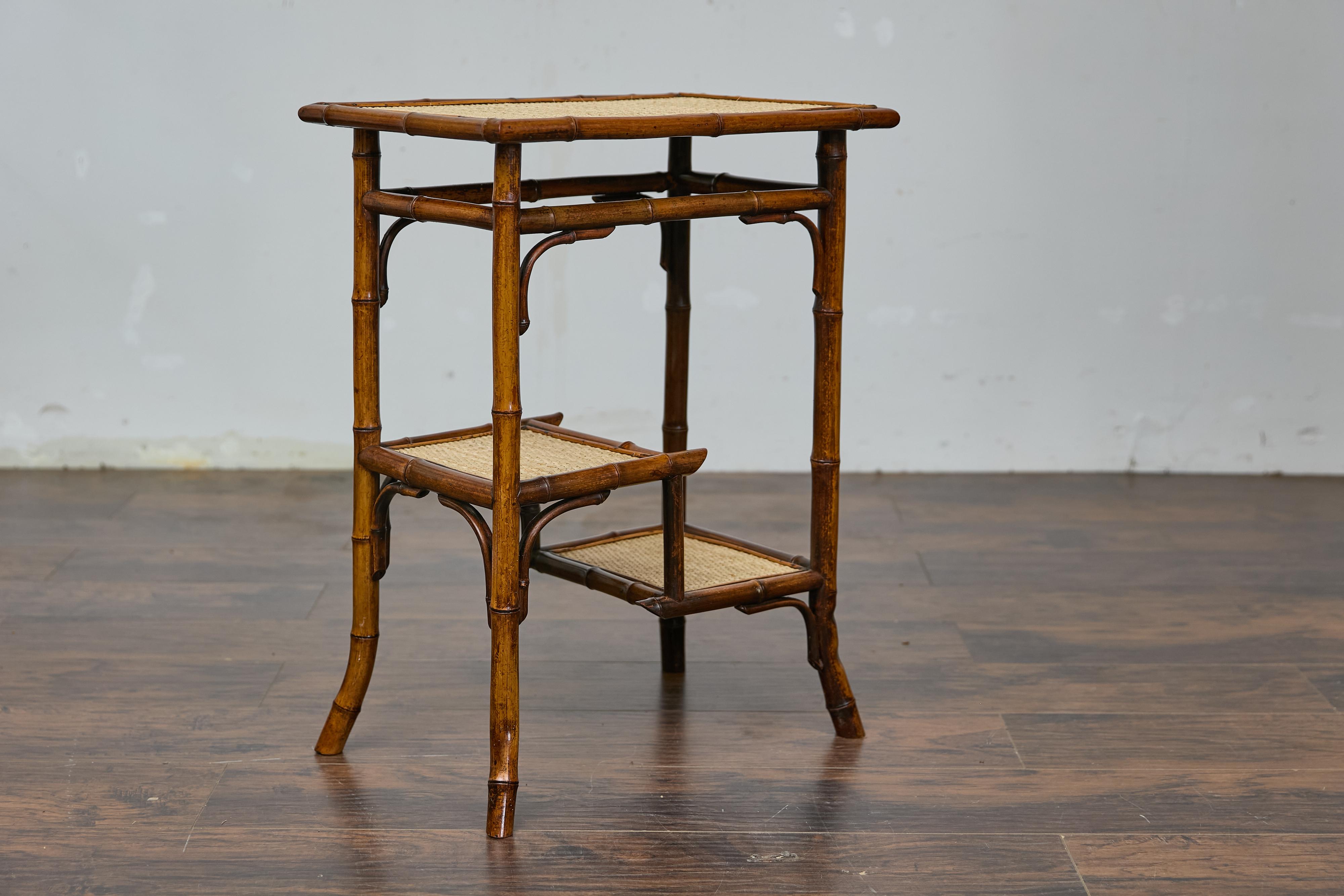Tissage Table d'appoint anglaise des années 1920 en bambou et rotin tressé avec étagères sectionnées en vente