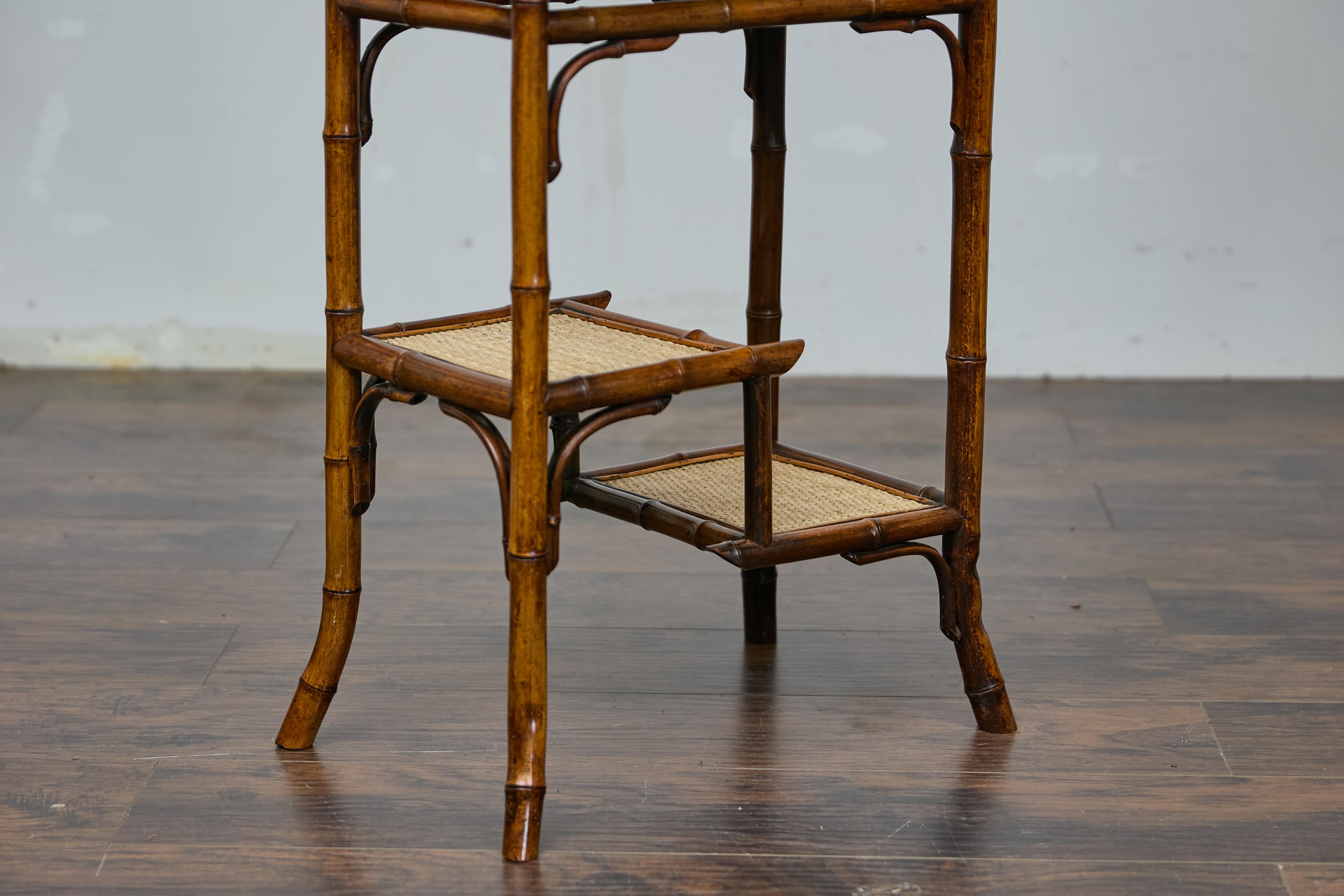 Table d'appoint anglaise des années 1920 en bambou et rotin tressé avec étagères sectionnées Bon état - En vente à Atlanta, GA