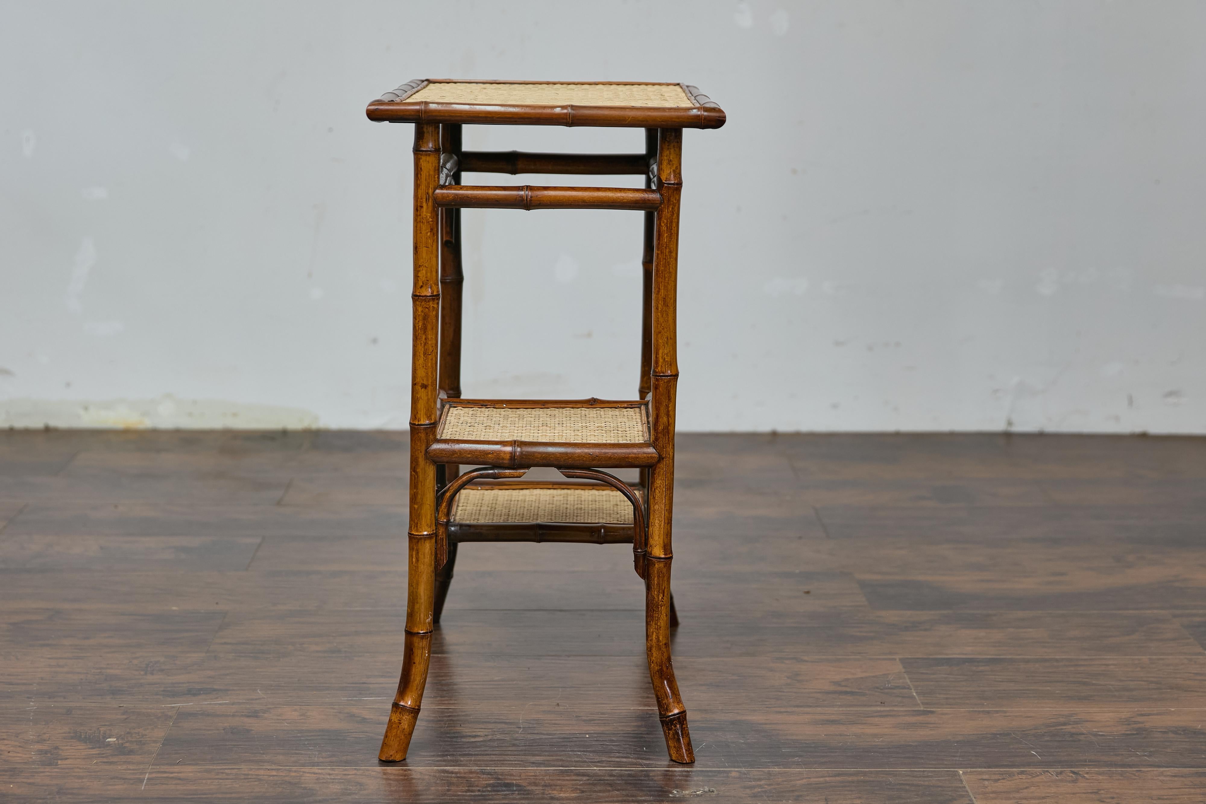 20ième siècle Table d'appoint anglaise des années 1920 en bambou et rotin tressé avec étagères sectionnées en vente