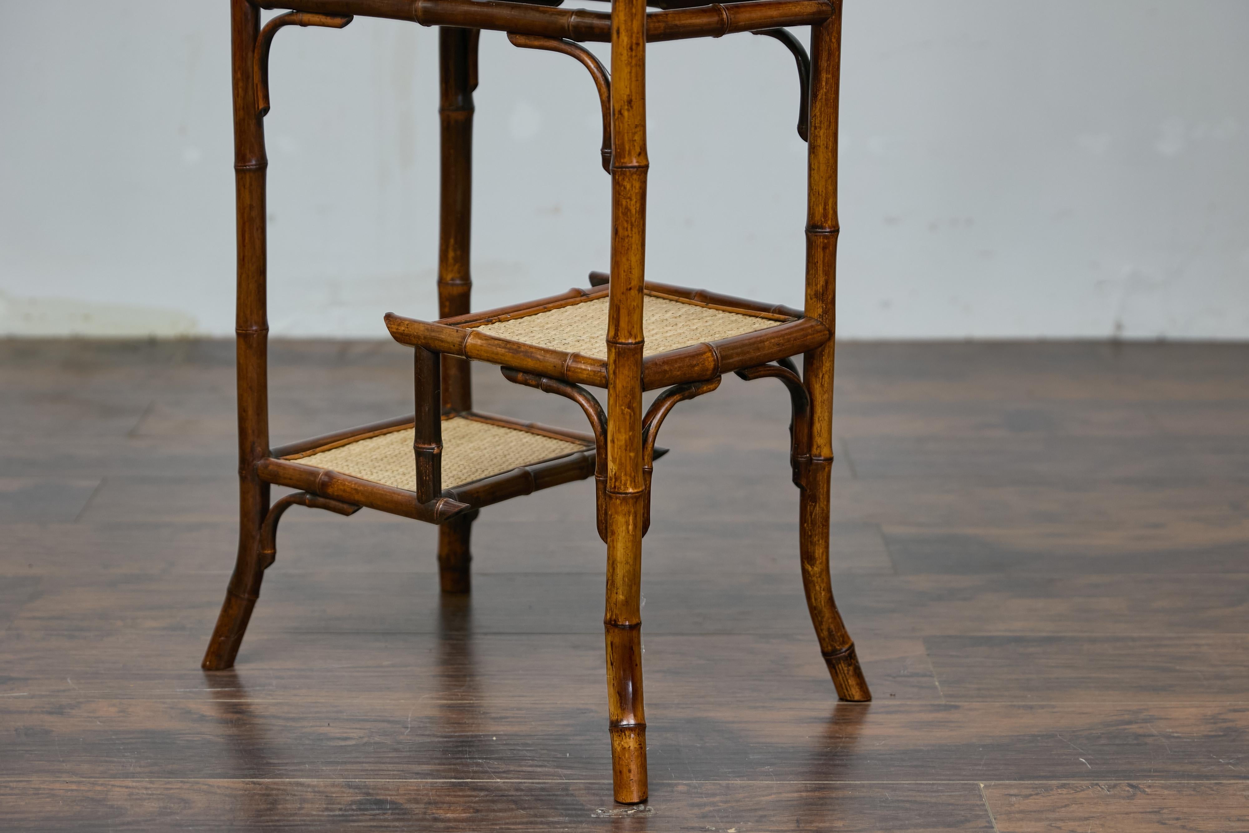 Bambou Table d'appoint anglaise des années 1920 en bambou et rotin tressé avec étagères sectionnées en vente