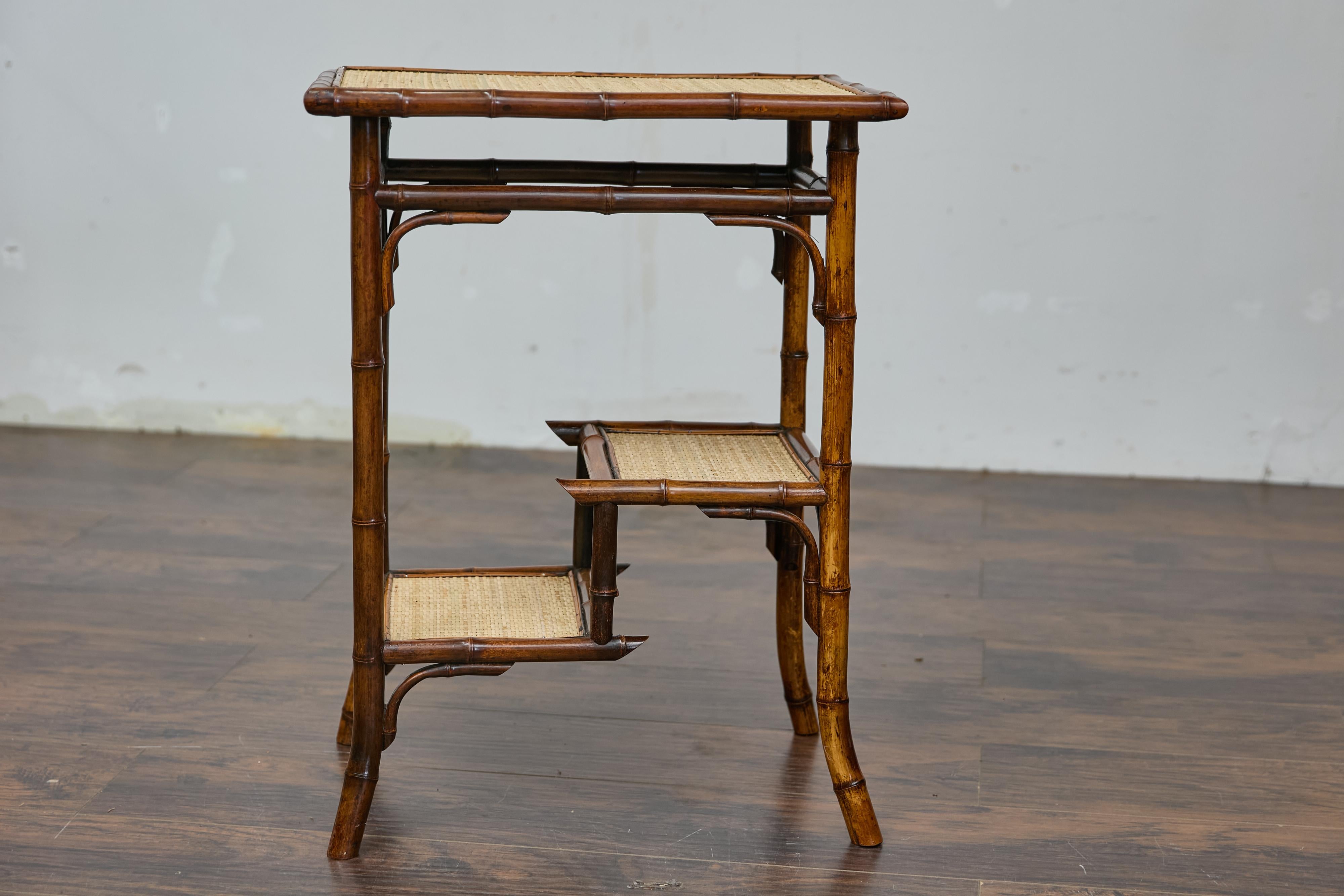 Table d'appoint anglaise des années 1920 en bambou et rotin tressé avec étagères sectionnées en vente 1