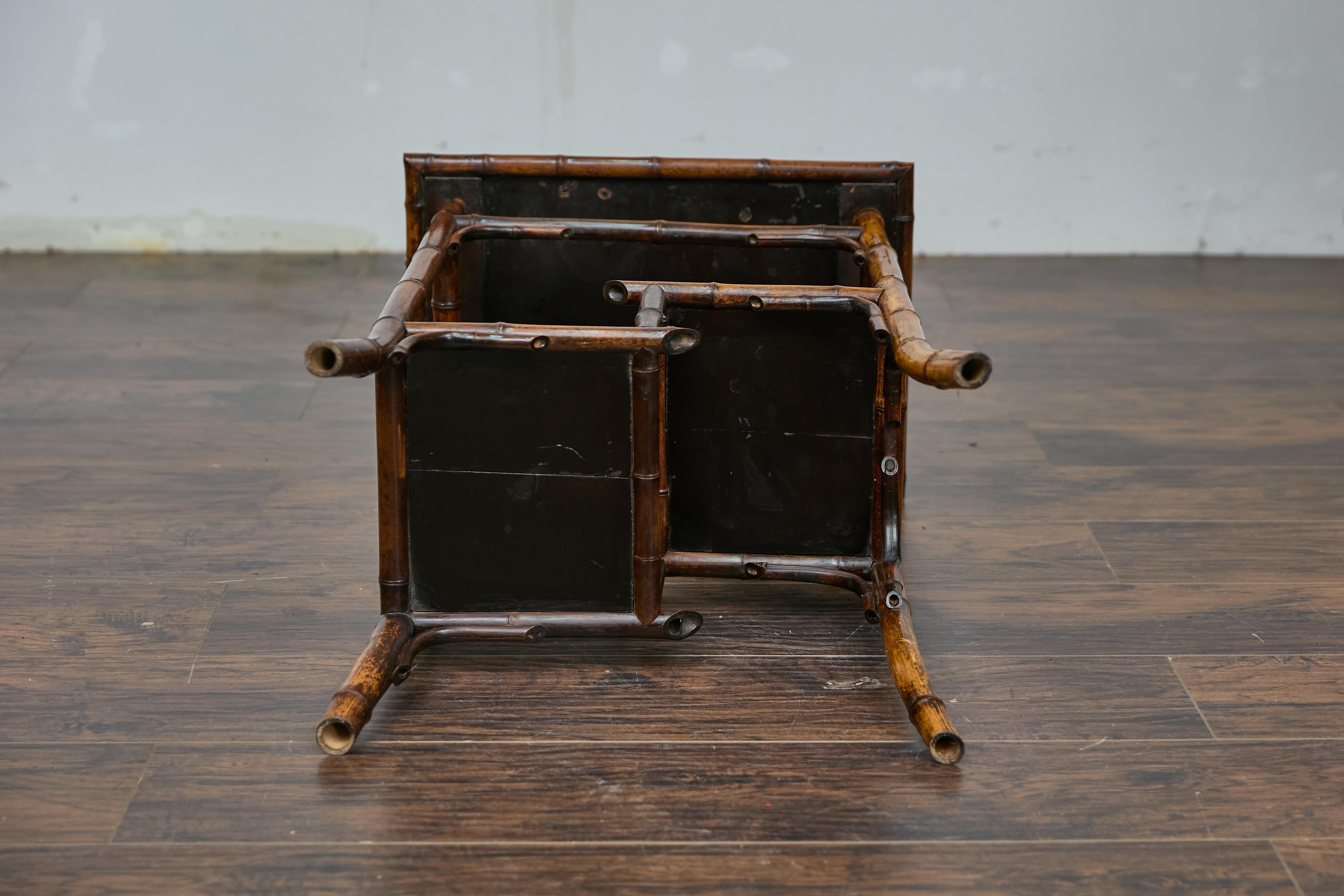 Table d'appoint anglaise des années 1920 en bambou et rotin tressé avec étagères sectionnées en vente 2