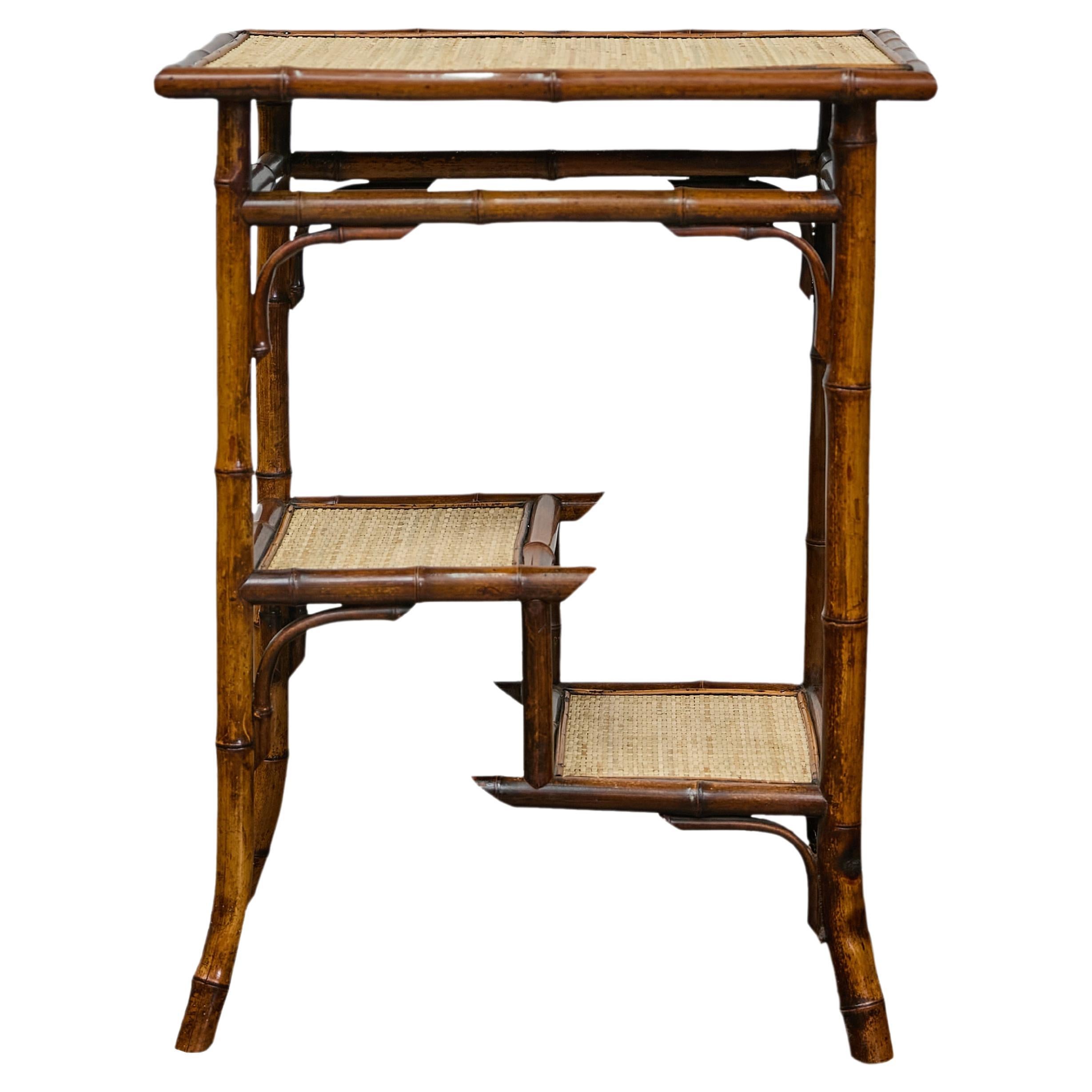 Table d'appoint anglaise des années 1920 en bambou et rotin tressé avec étagères sectionnées