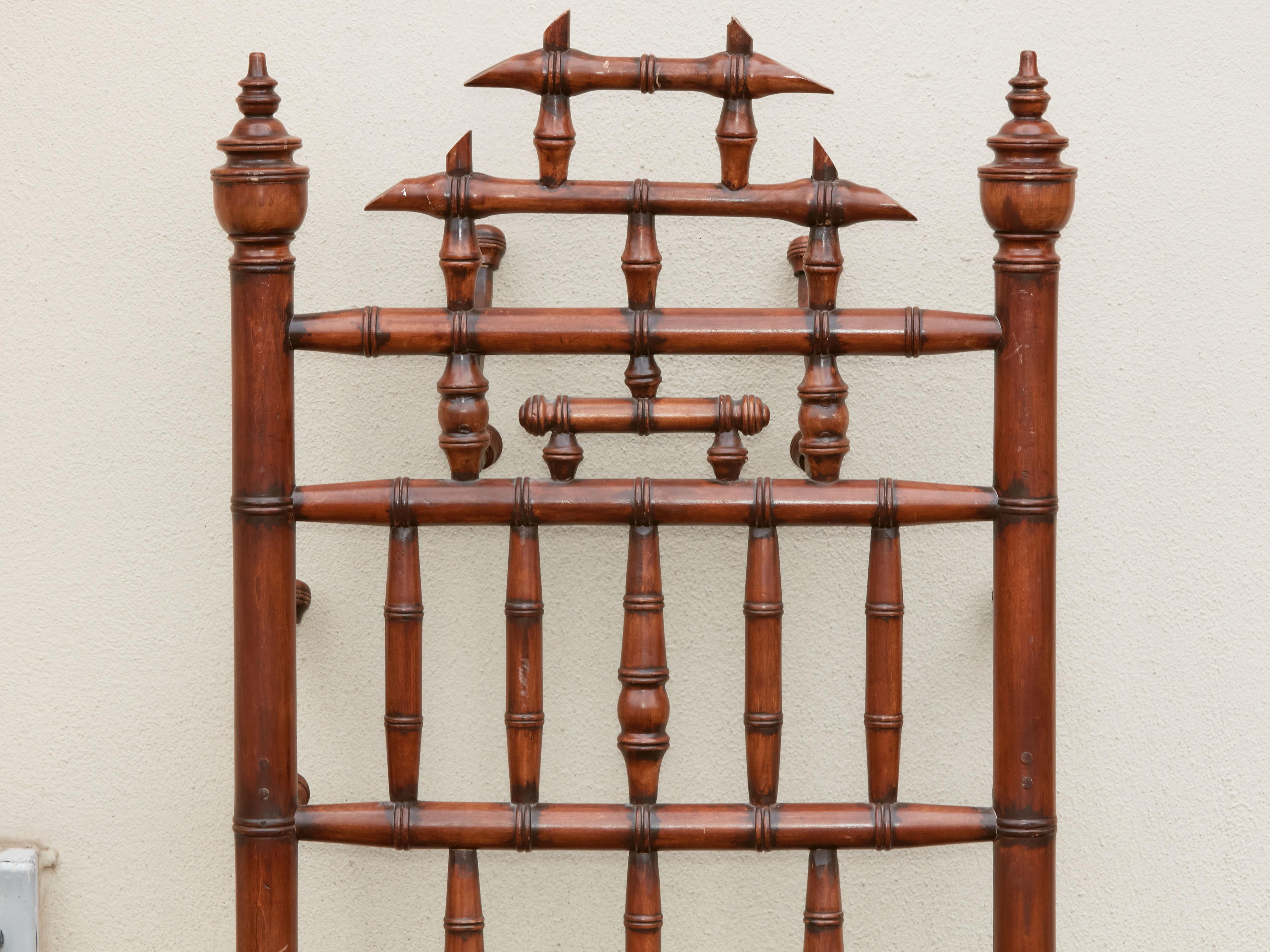 English 1920s Chinese Chippendale Style Bamboo Coat Hanger with Turned Spindles 11