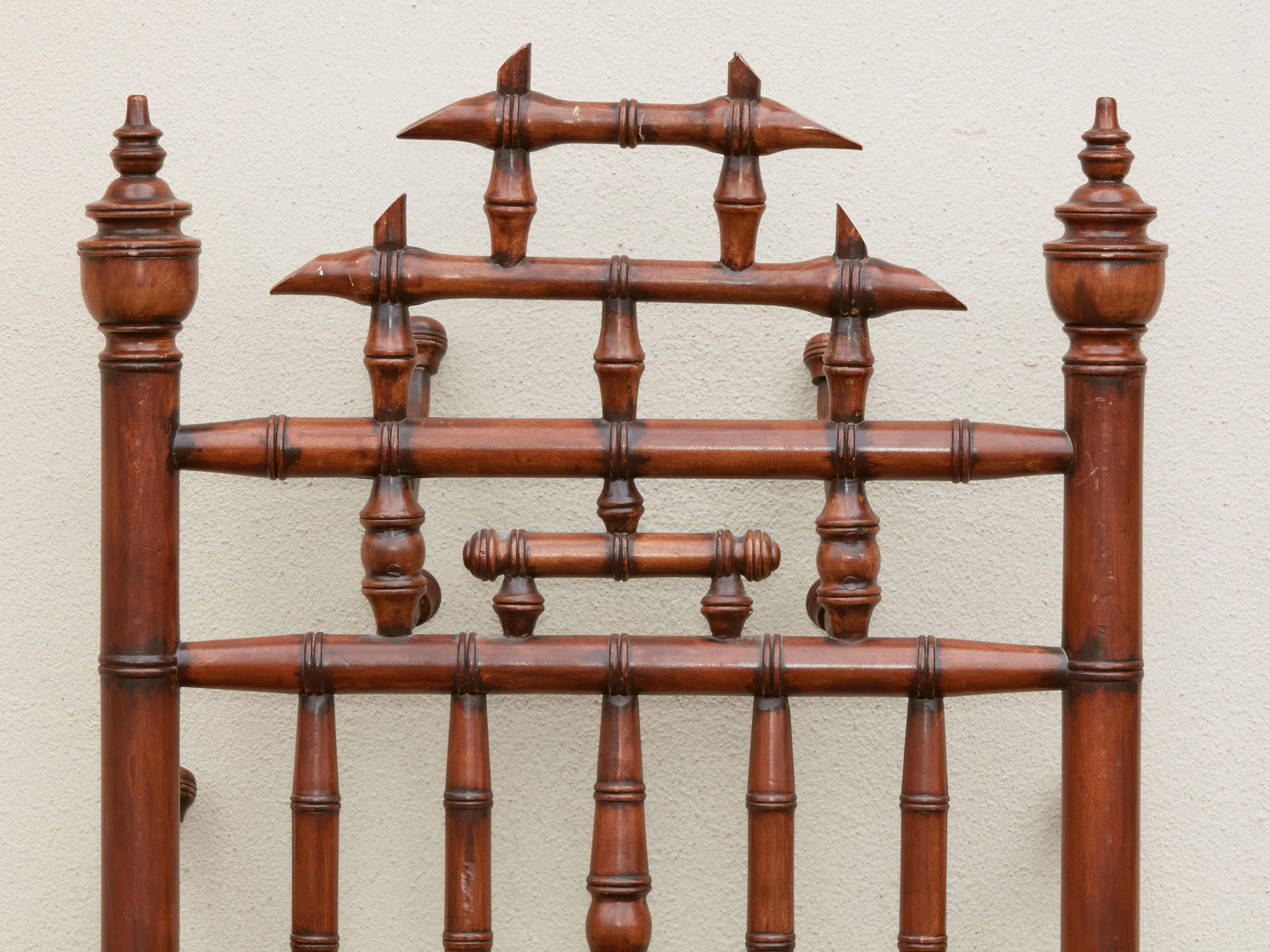 English 1920s Chinese Chippendale Style Bamboo Coat Hanger with Turned Spindles 4