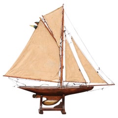 English 1920s Gaff Cutter Four Sail Pond Yacht on Stand with Solid Hull (yacht d'étang à quatre voiles avec coque solide)