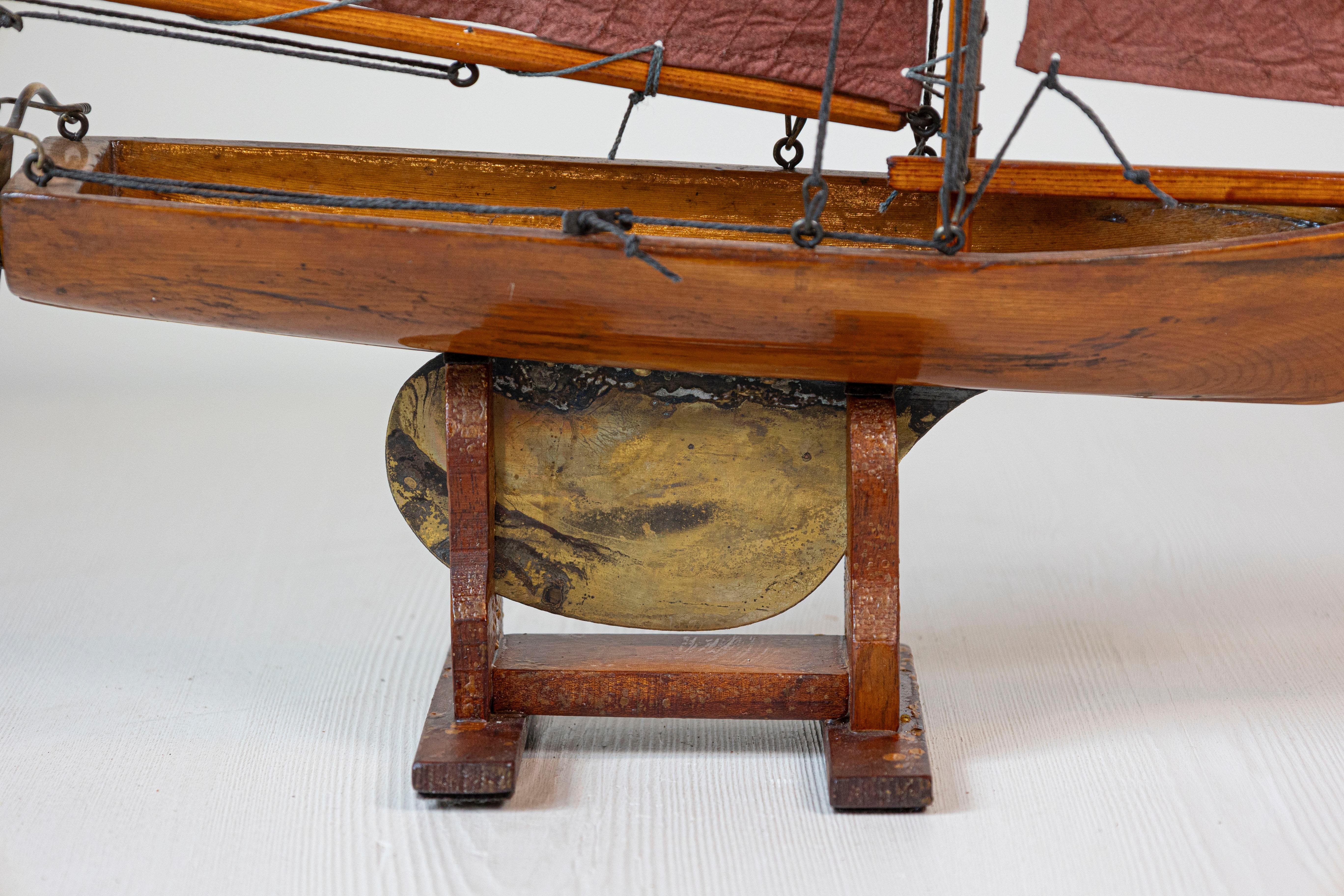 Yate Gaff Cutter Pond Inglés de la Época de Jorge V de 1920 con Velas Rojas en venta 5