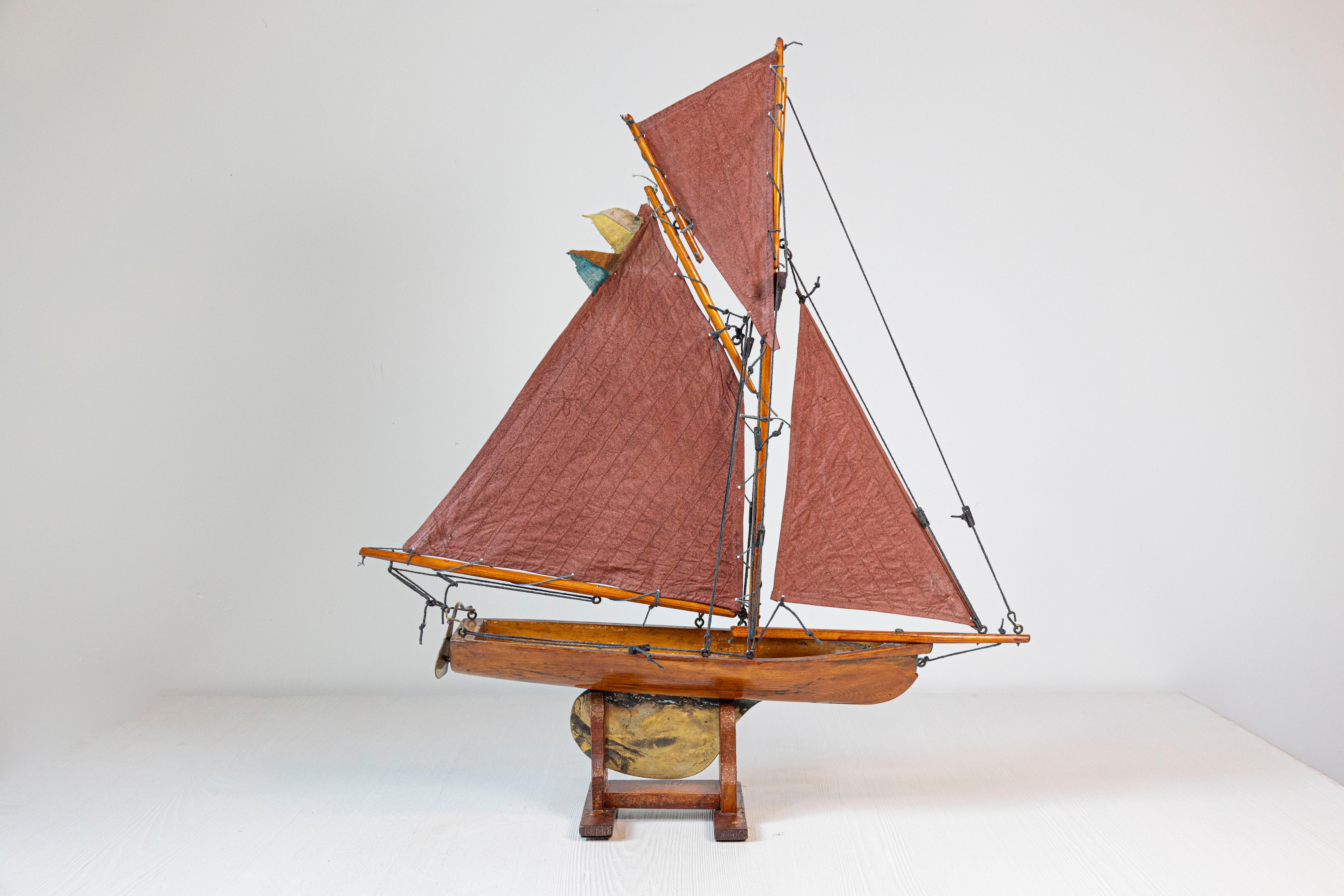Yate Gaff Cutter Pond Inglés de la Época de Jorge V de 1920 con Velas Rojas en Bueno estado para la venta en Atlanta, GA