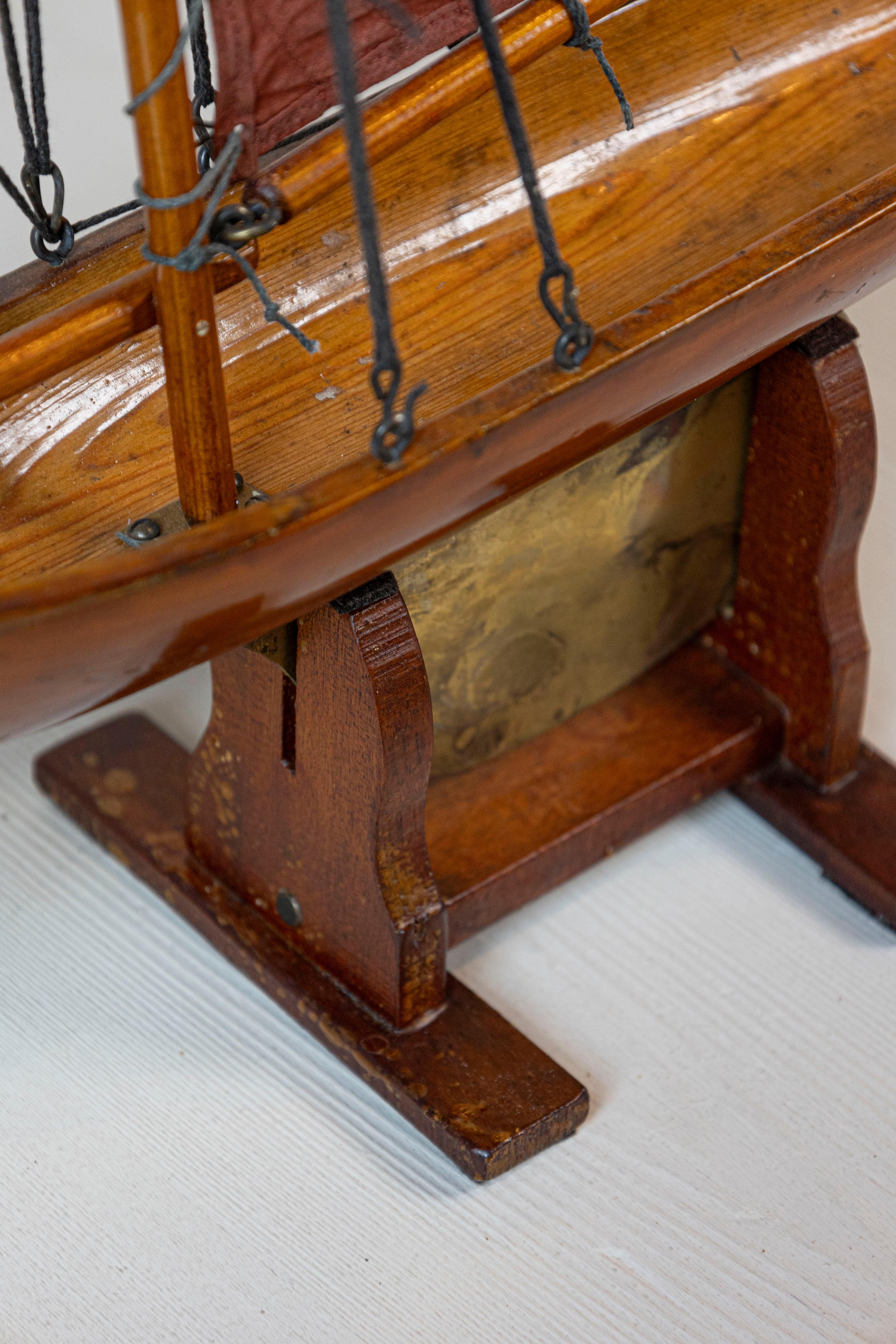 Yate Gaff Cutter Pond Inglés de la Época de Jorge V de 1920 con Velas Rojas en venta 1
