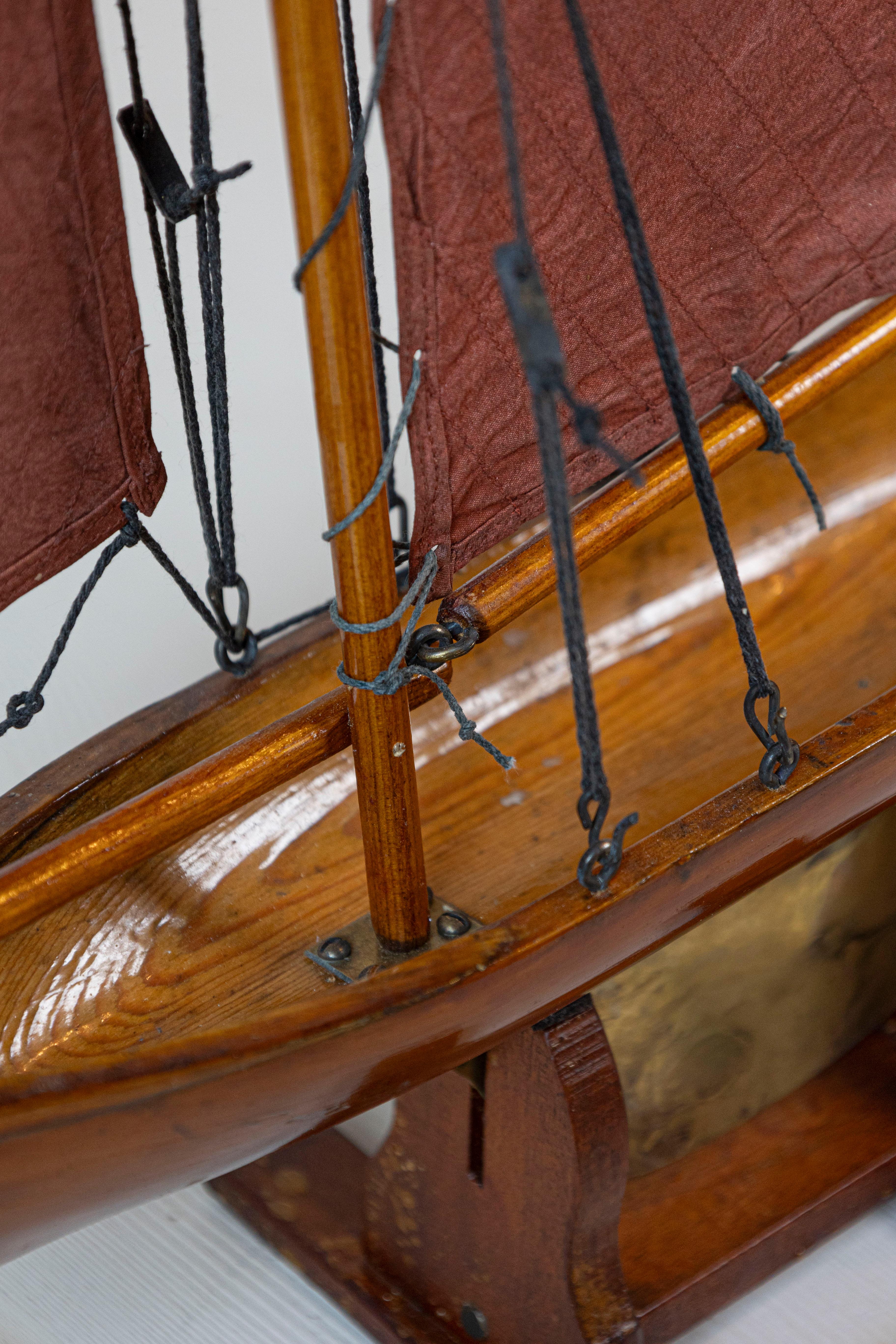 Yate Gaff Cutter Pond Inglés de la Época de Jorge V de 1920 con Velas Rojas en venta 2
