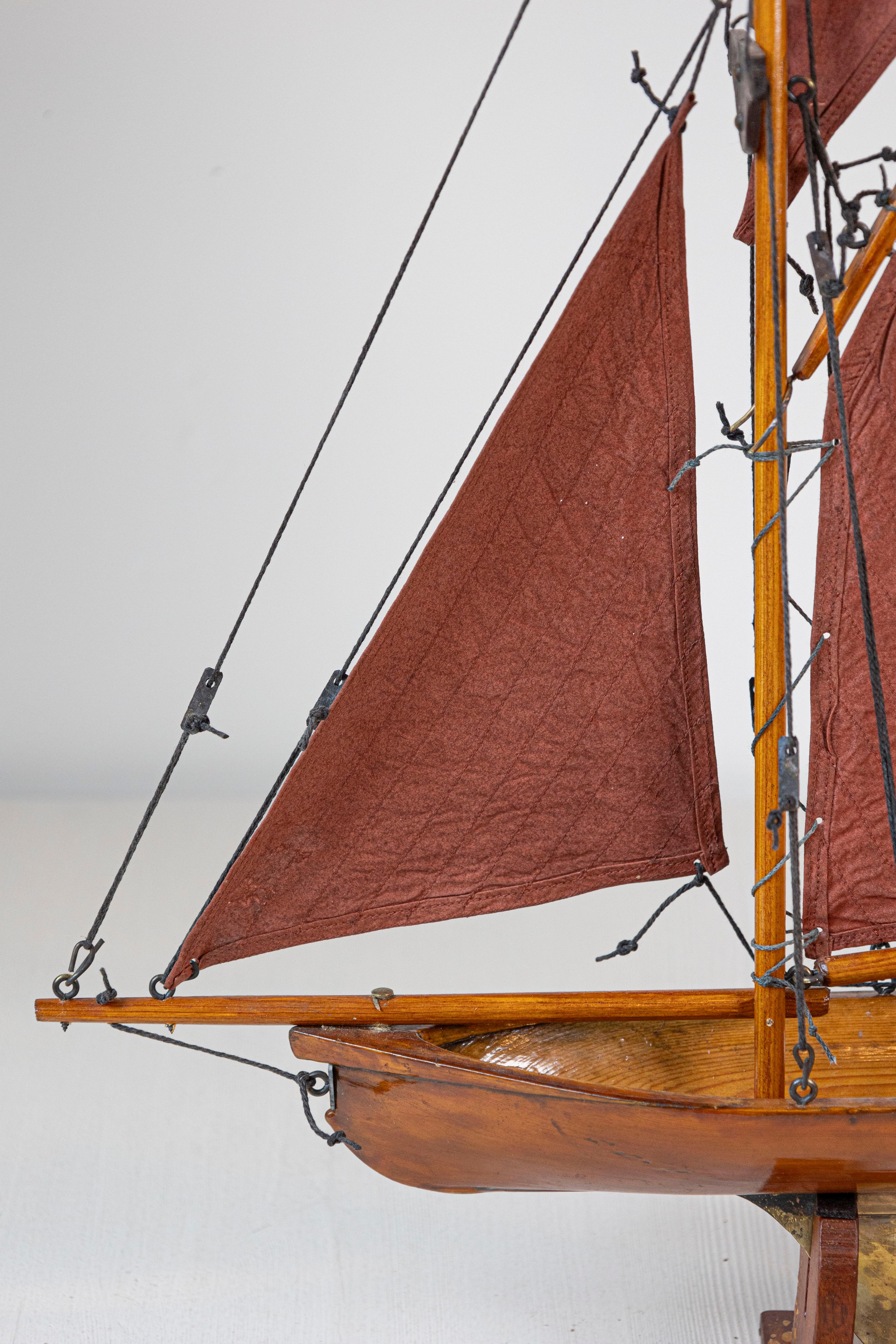 Yate Gaff Cutter Pond Inglés de la Época de Jorge V de 1920 con Velas Rojas en venta 3