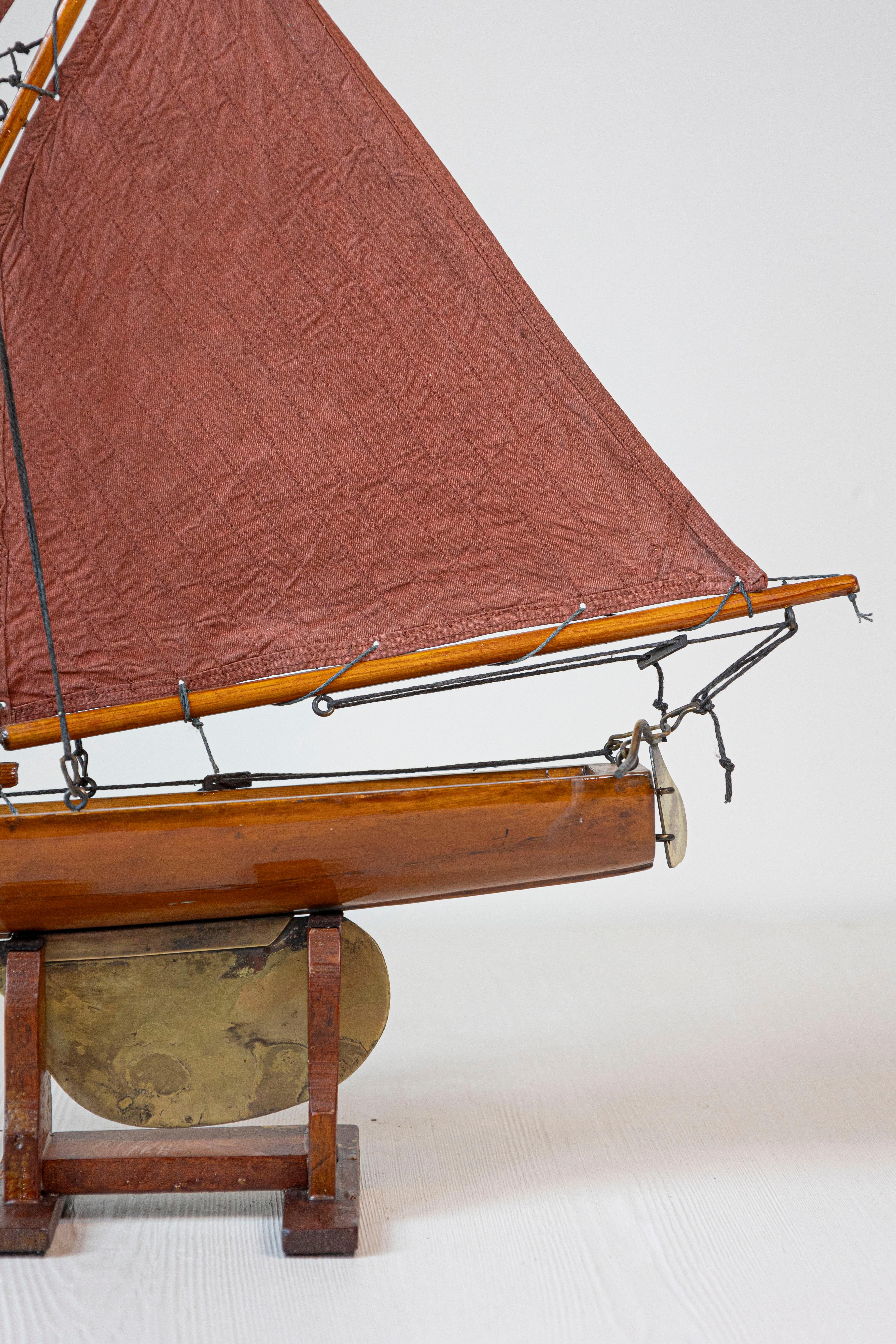 Yate Gaff Cutter Pond Inglés de la Época de Jorge V de 1920 con Velas Rojas en venta 4