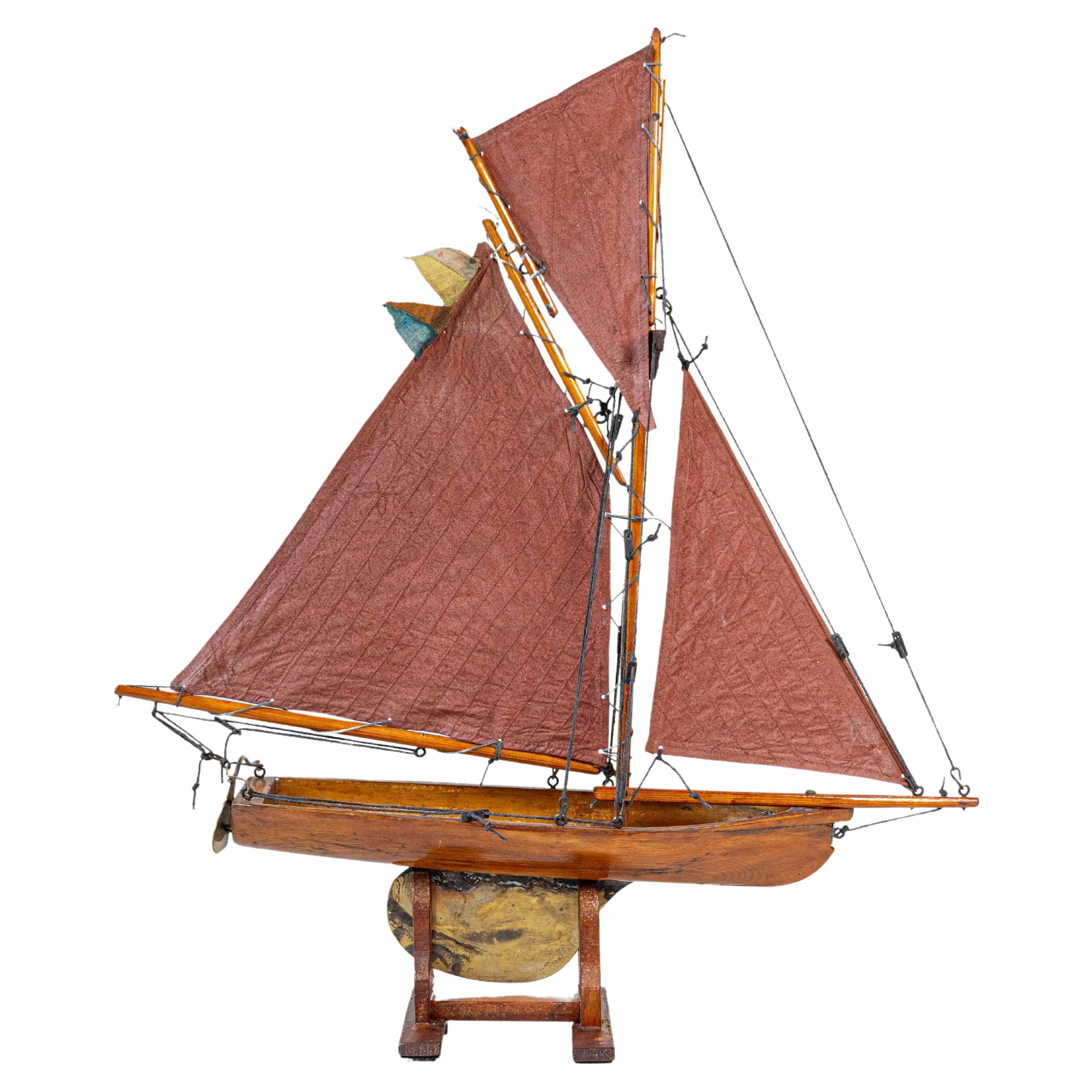 Englische Gaff Cutter Pond Yacht mit roten Segeln aus der George-V-Periode der 1920er Jahre