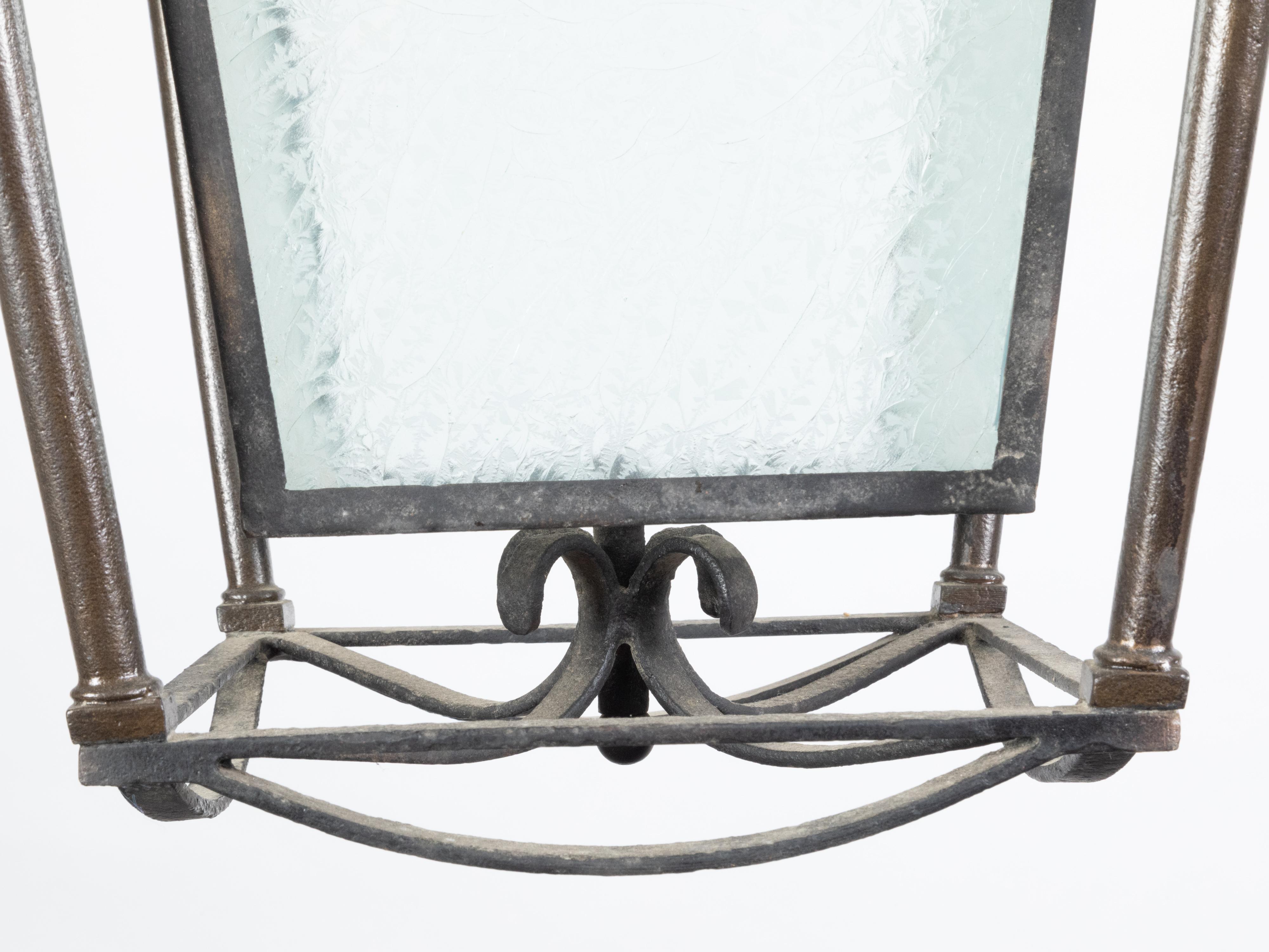 Englische englische Laterne aus Eisen und Messing aus den 1920er Jahren mit mattiertem Glas und ionischen Säulen (20. Jahrhundert) im Angebot